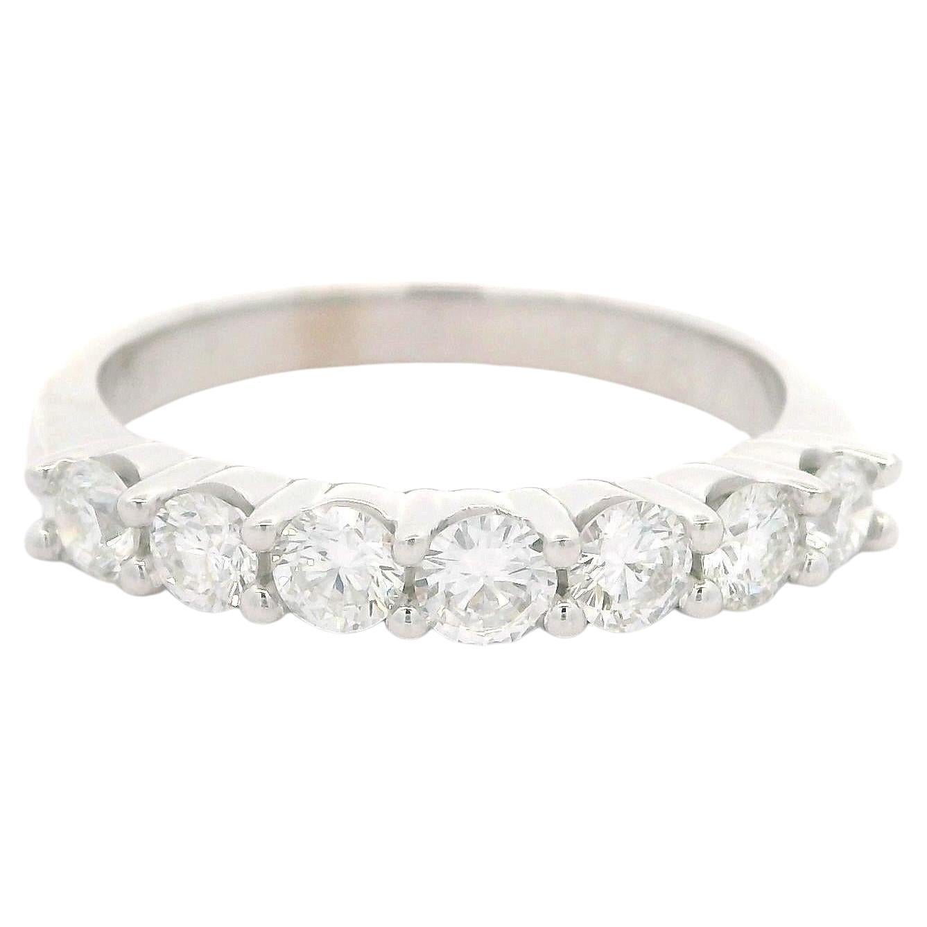 Anillo de oro blanco de 18 quilates con 7 diamantes de talla brillante redonda de 0,75 quilates