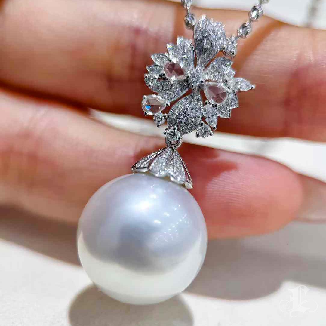【Vine Symphony】Ice Bloom Aurora South Sea Pearl Diamond Pendant In New Condition For Sale In New York, NY