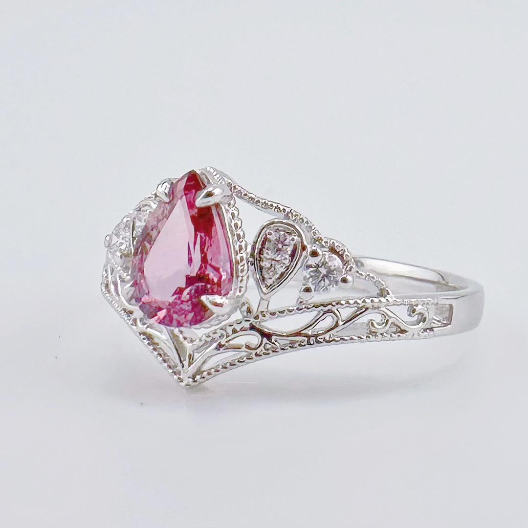 Moderno Anello con zaffiro Padparadscha non riscaldato in oro bianco 18K da 0,77 CT e diamanti in vendita