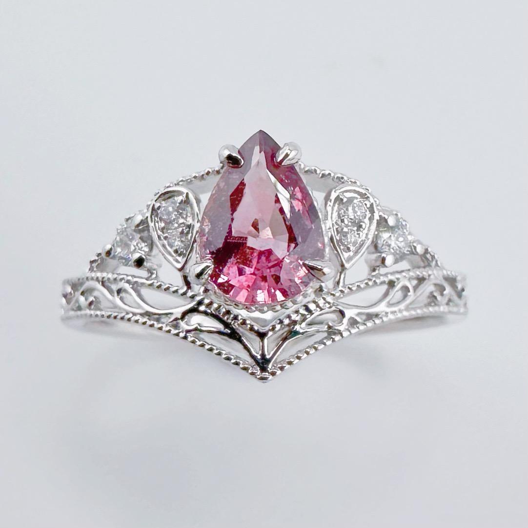 Taglio a goccia Anello con zaffiro Padparadscha non riscaldato in oro bianco 18K da 0,77 CT e diamanti in vendita
