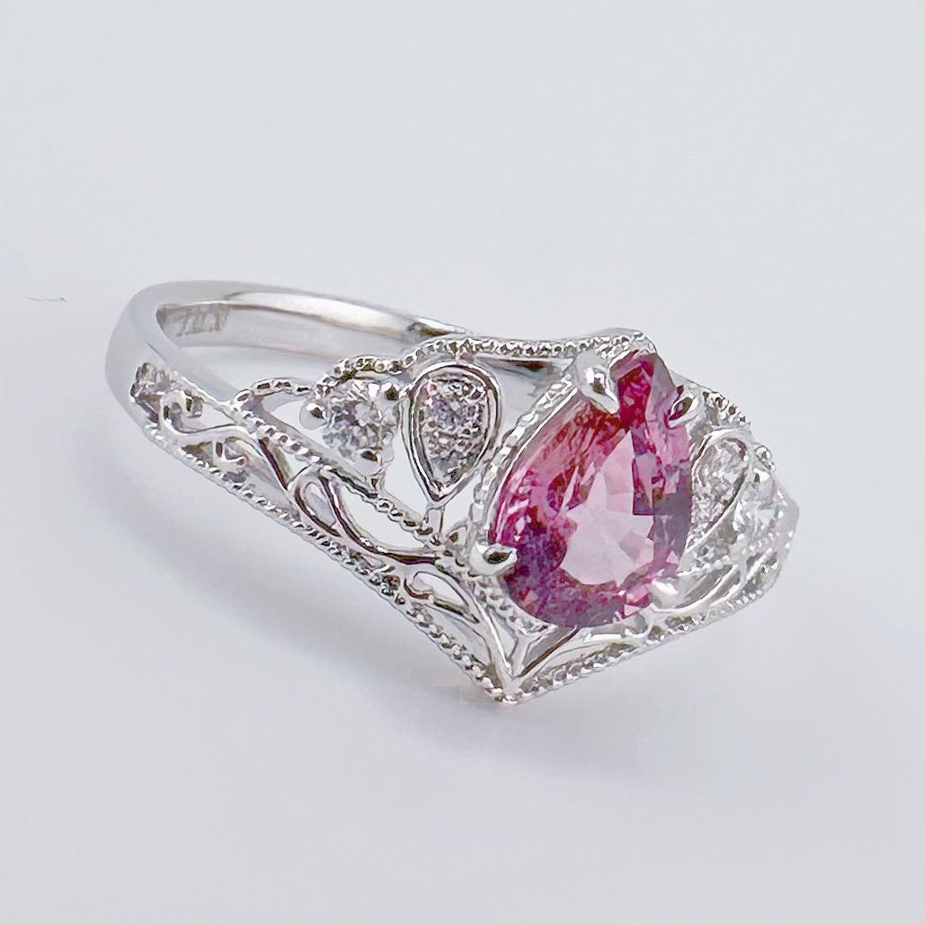 Anello con zaffiro Padparadscha non riscaldato in oro bianco 18K da 0,77 CT e diamanti In condizioni Nuovo in vendita a Kowloon, HK