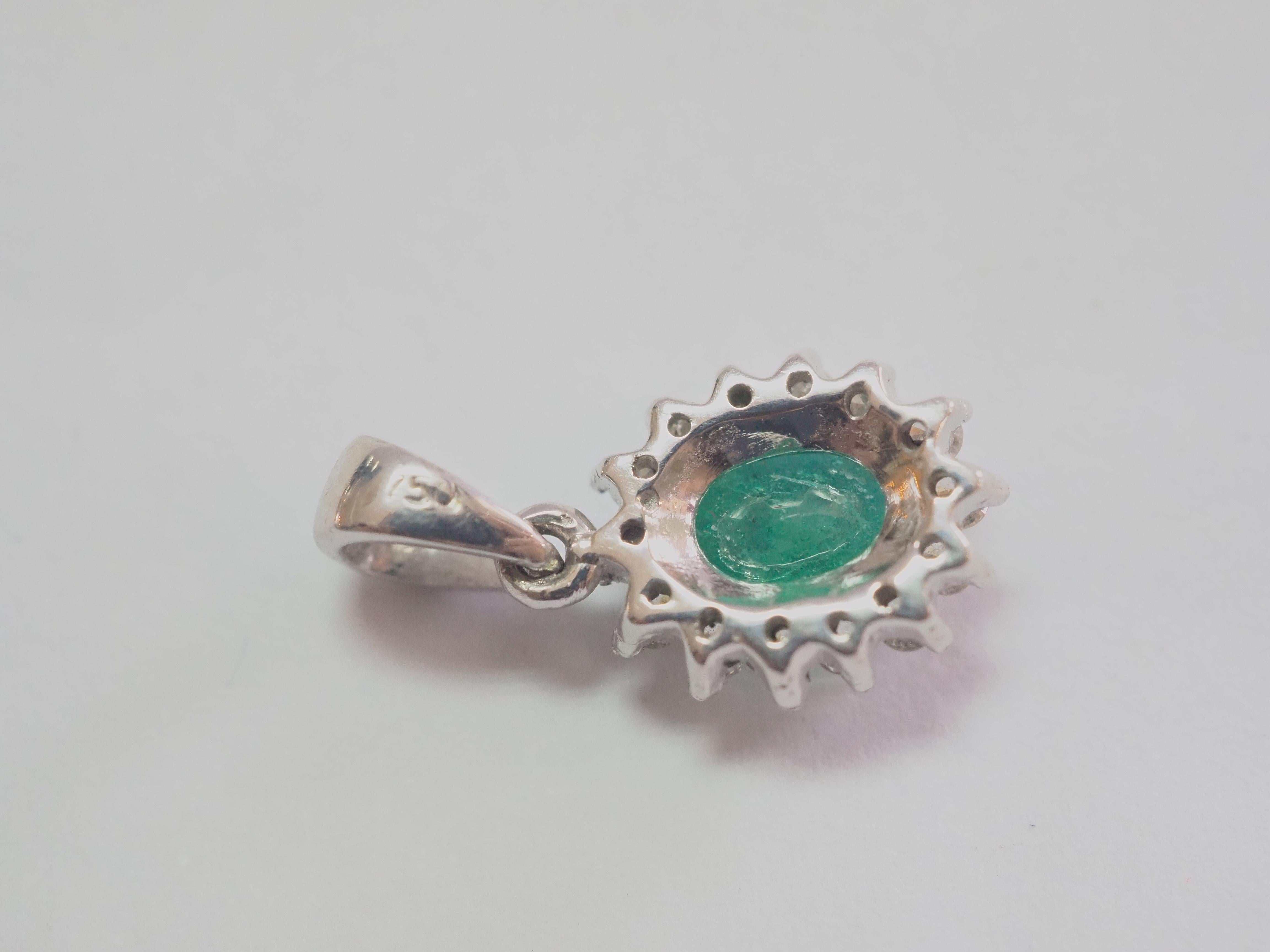 18K White Gold 0.77ct Emerald & 0.21ct Diamond Cocktail Pendant Enhancer In Excellent Condition For Sale In เกาะสมุย, TH