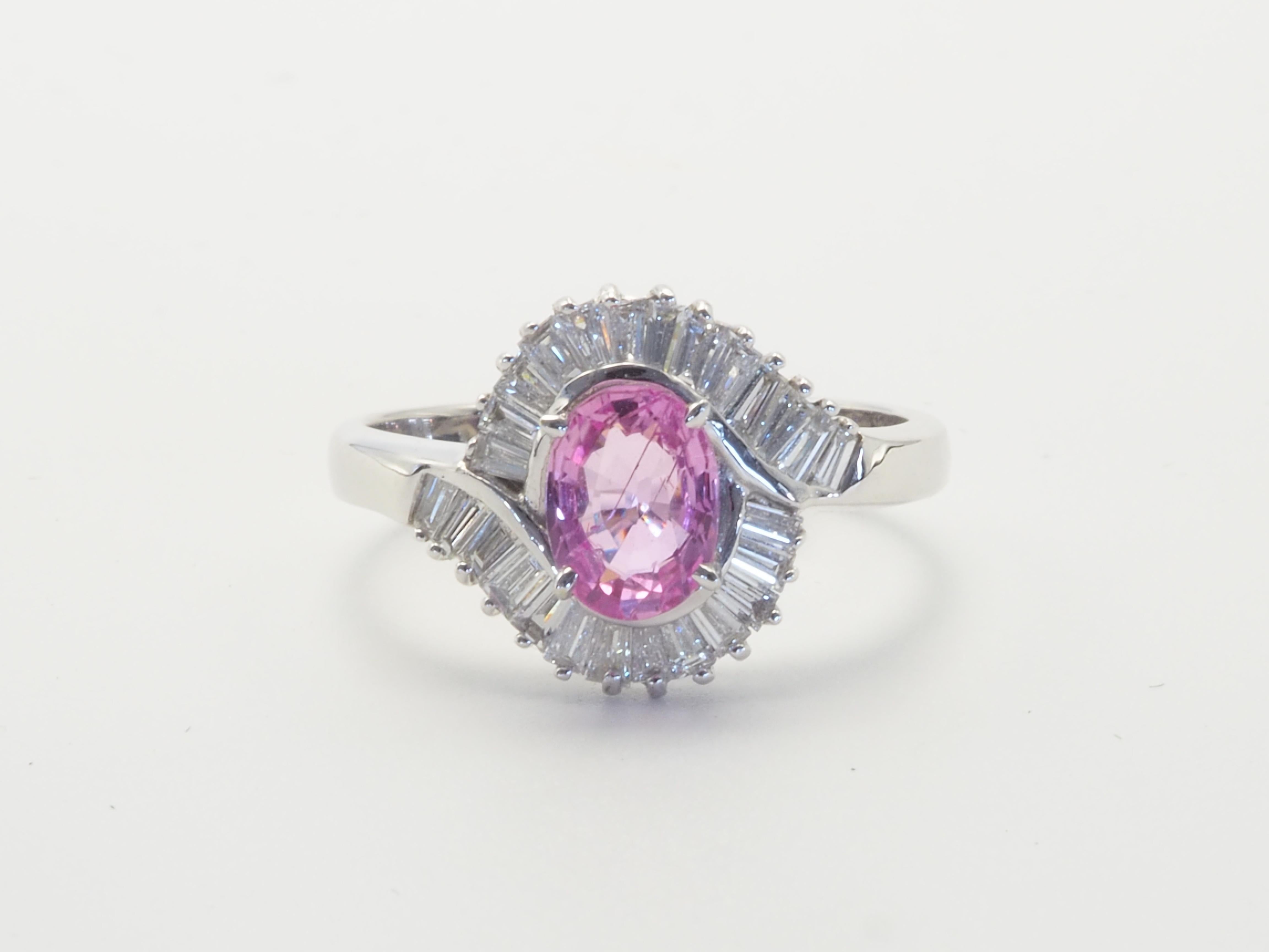 Dieser hochwertige und schöne Verlobungsring aus 18 Karat Weißgold besteht aus einem rosa Saphir und einem Diamanten. Ein ovaler rosa Saphir in Kaugummioptik ist sorgfältig gefasst. Der Saphir hat Linien von Einschlüssen, die über das Gesicht