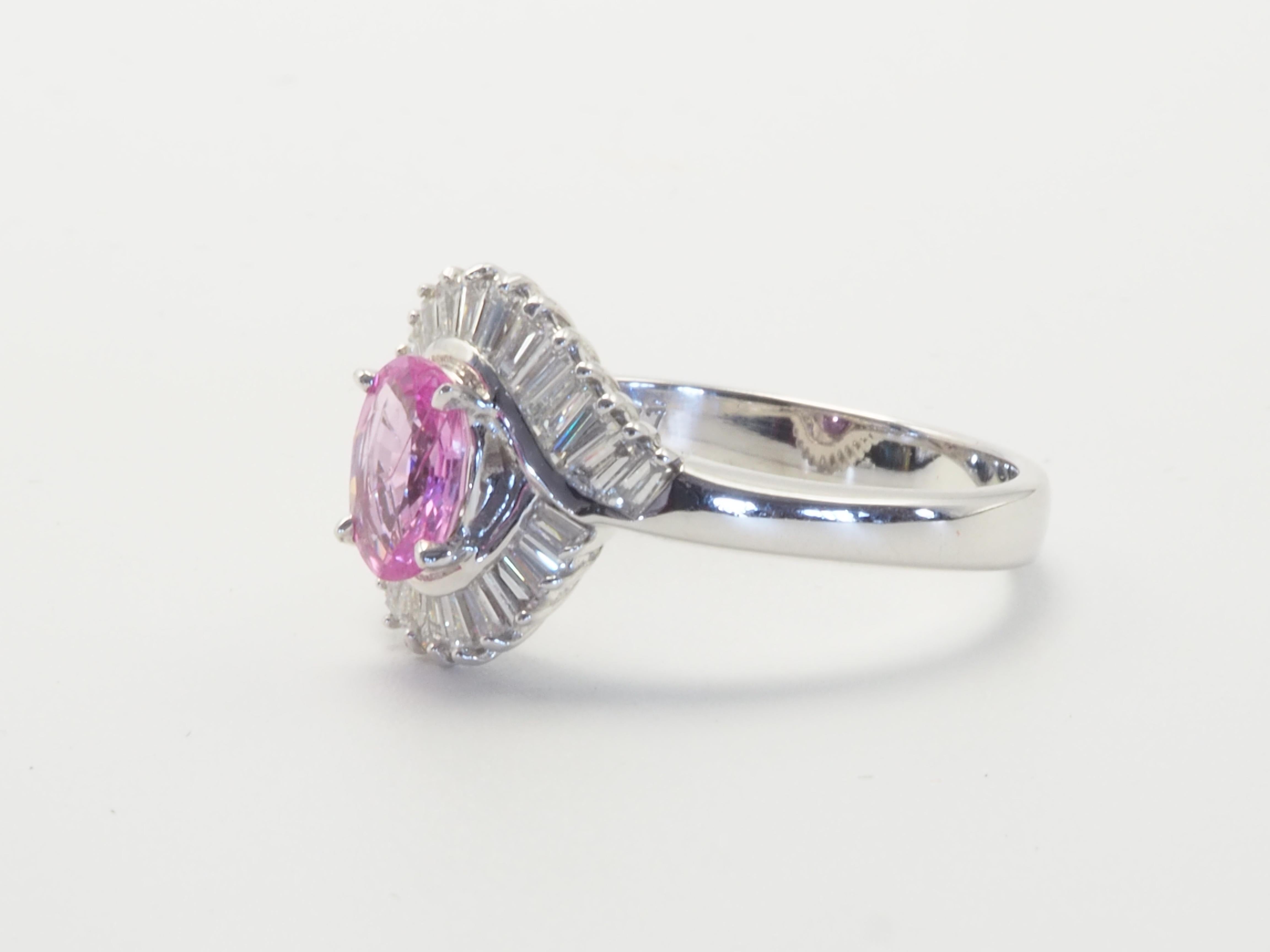 18 Karat Weißgold 0,77 Karat rosa Saphir & 0,47 Karat Baguette-Diamantring mit Baguette-Diamant (Ovalschliff) im Angebot