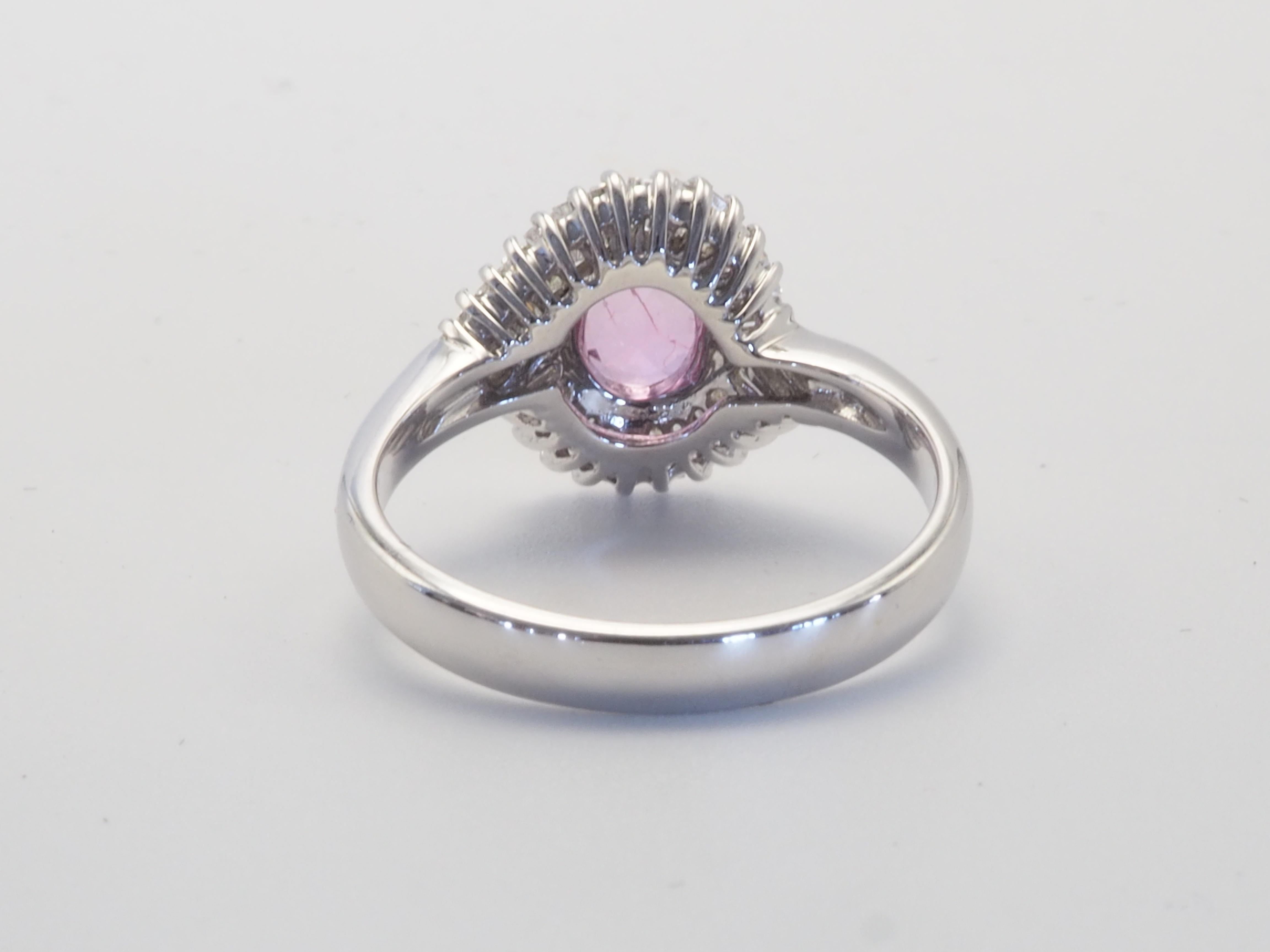 18 Karat Weißgold 0,77 Karat rosa Saphir & 0,47 Karat Baguette-Diamantring mit Baguette-Diamant im Zustand „Neu“ im Angebot in เกาะสมุย, TH