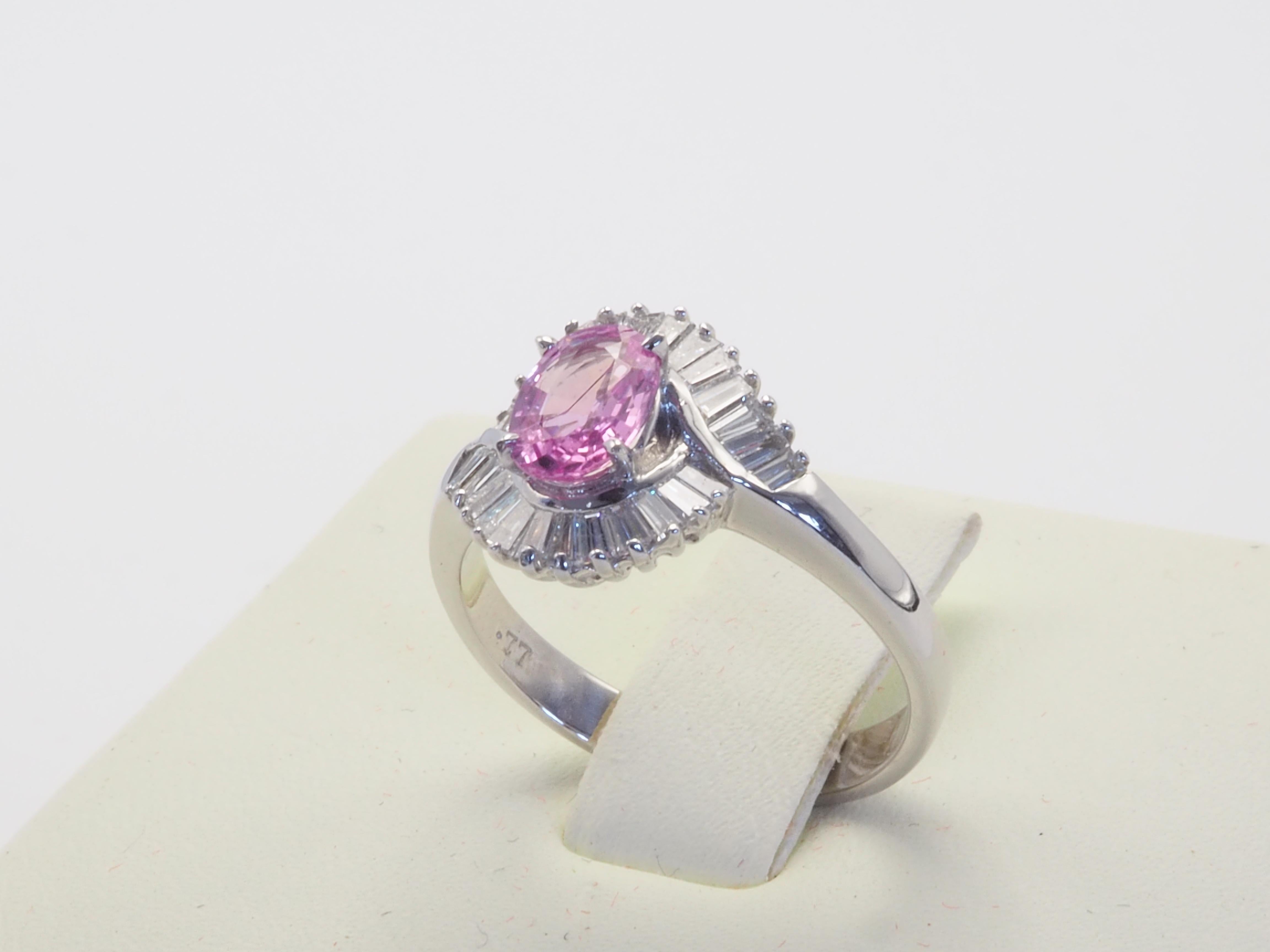 18 Karat Weißgold 0,77 Karat rosa Saphir & 0,47 Karat Baguette-Diamantring mit Baguette-Diamant Damen im Angebot