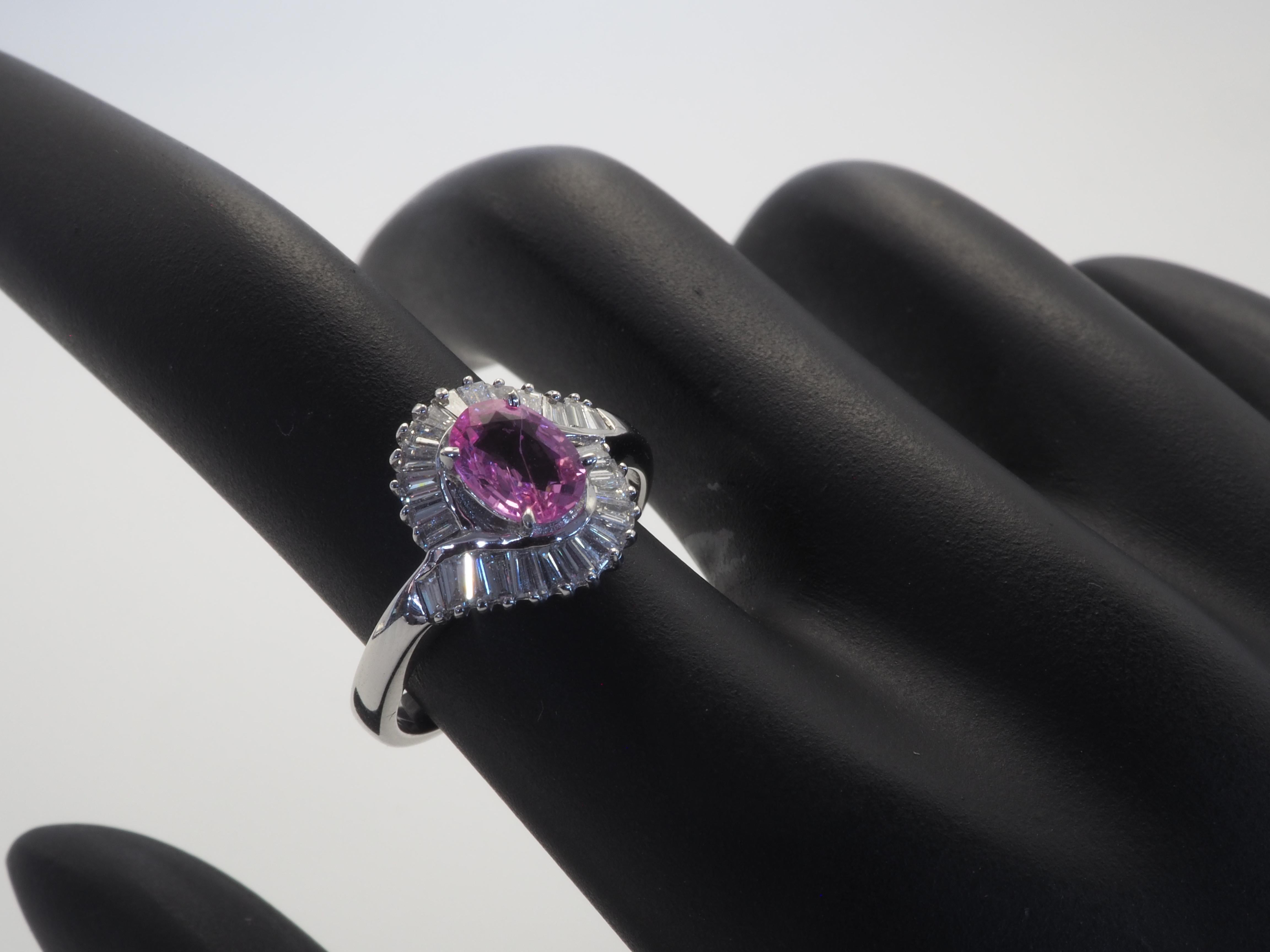18 Karat Weißgold 0,77 Karat rosa Saphir & 0,47 Karat Baguette-Diamantring mit Baguette-Diamant im Angebot 1