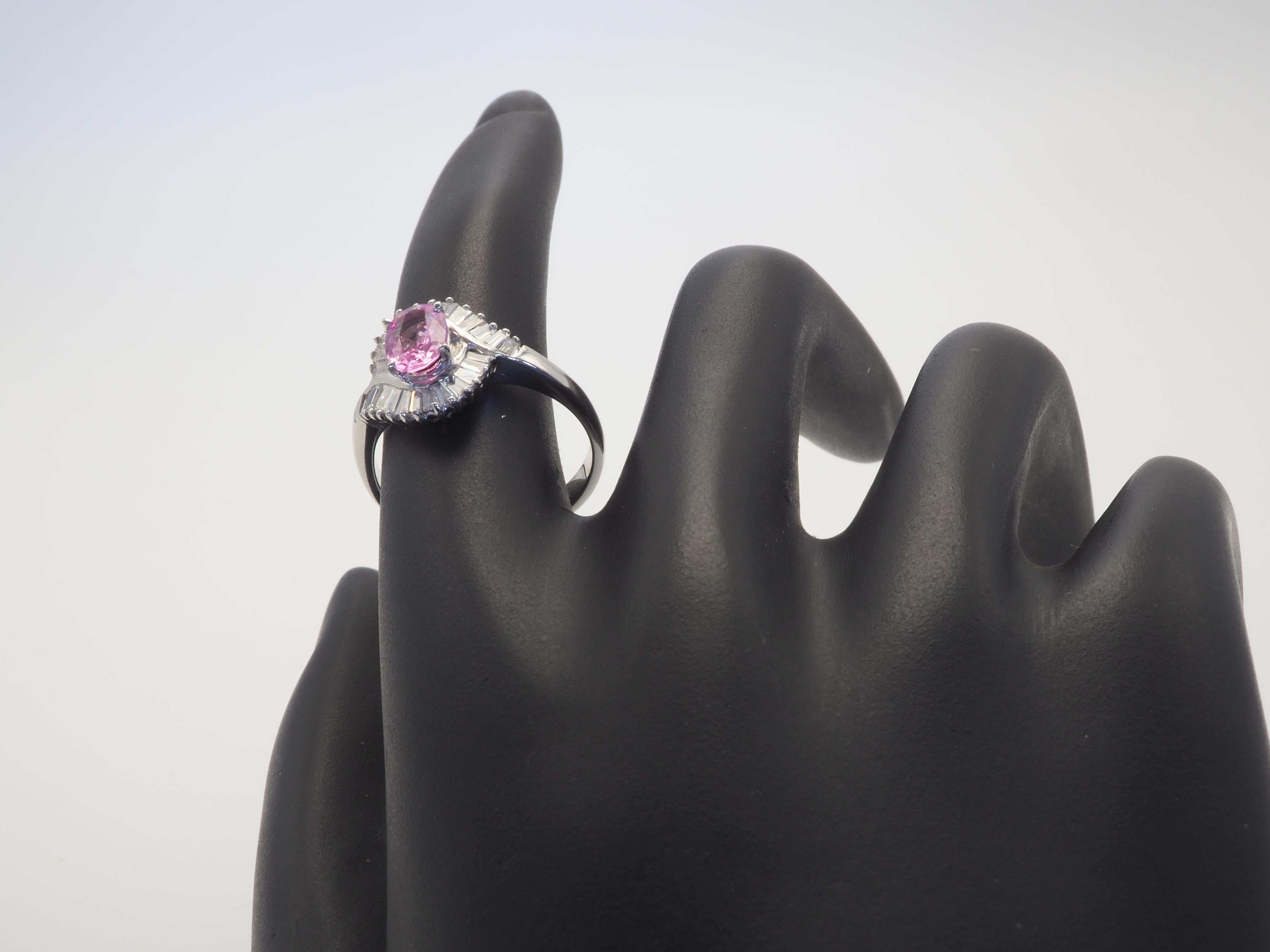 18 Karat Weißgold 0,77 Karat rosa Saphir & 0,47 Karat Baguette-Diamantring mit Baguette-Diamant im Angebot 2