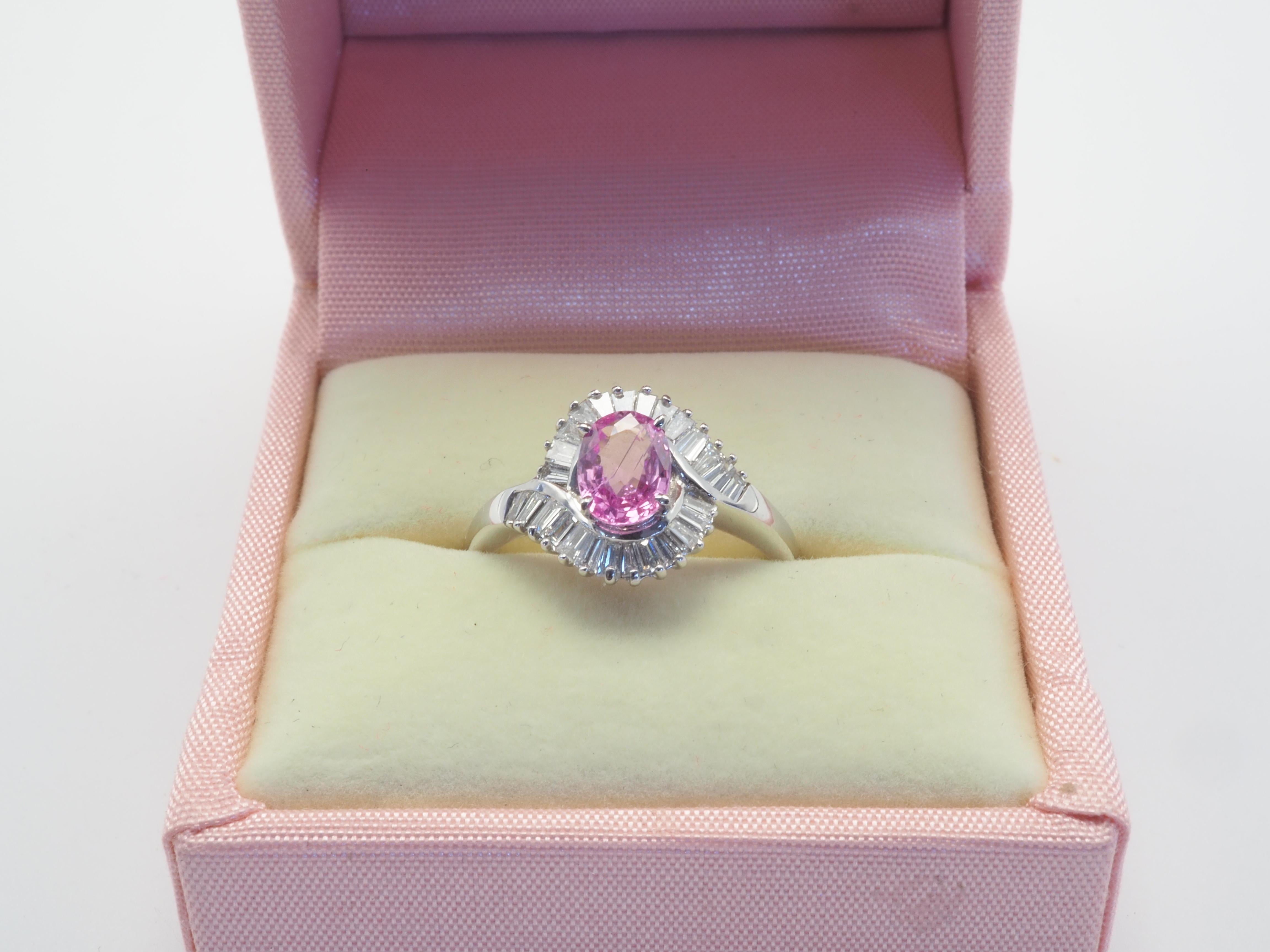 18 Karat Weißgold 0,77 Karat rosa Saphir & 0,47 Karat Baguette-Diamantring mit Baguette-Diamant im Angebot 3
