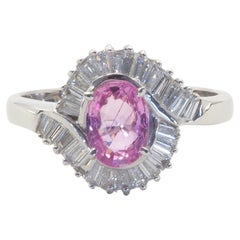 Anillo de oro blanco de 18 quilates con zafiro rosa de 0,77 ct y diamante baguette de 0,47 ct