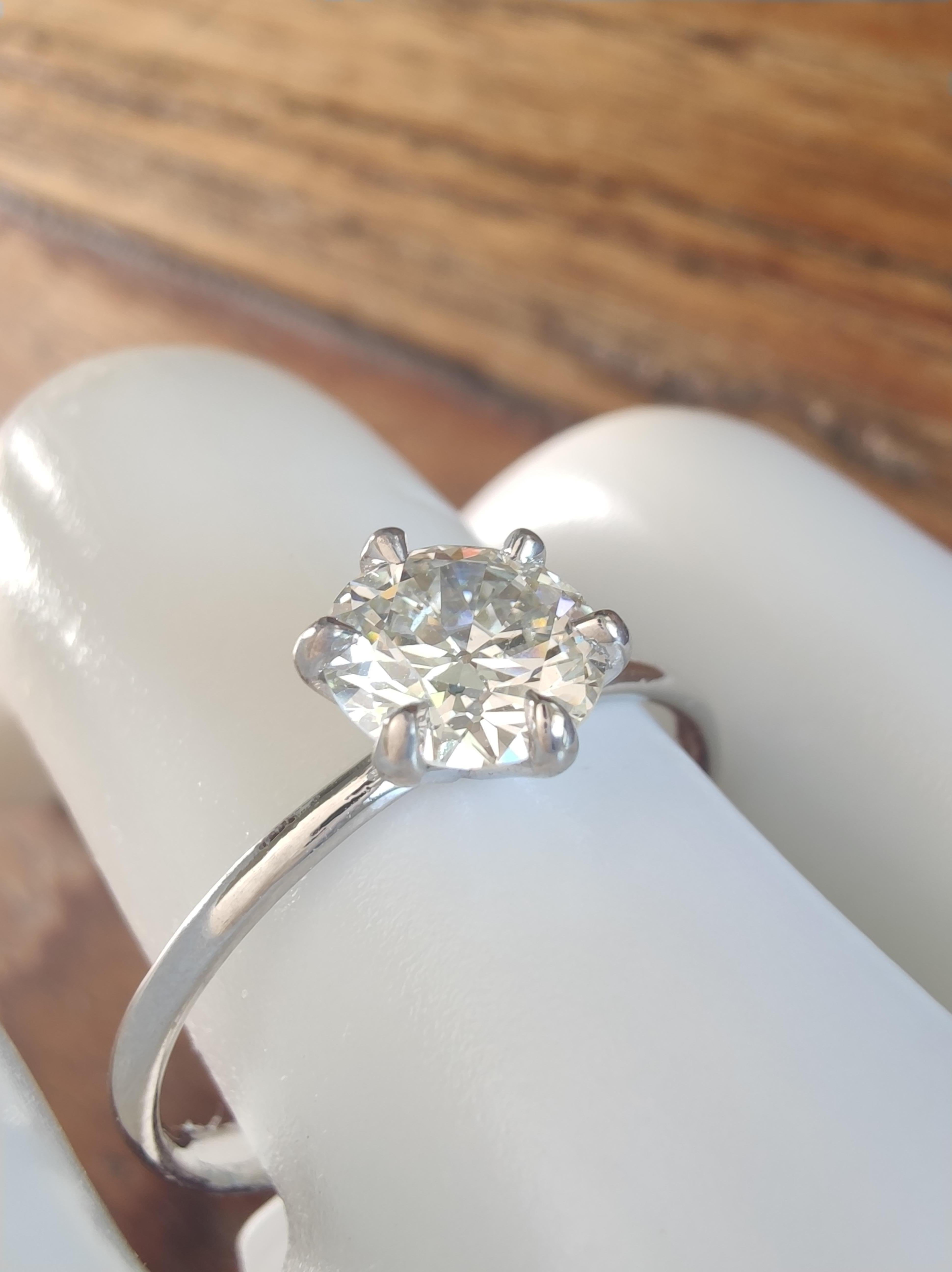 Größe und Größenanpassung:
US 7 / UK N / EU 54
Ohne zusätzliche Kosten anpassbar für eine perfekte Passform.

Details zum Diamanten:
Karatgewicht: 0,80ct
Durchmesser: 6,30 mm (0,25 Zoll)
Farbe: H-I
Klarheit: VS2


Dieser Diamant ist IGI-zertifiziert