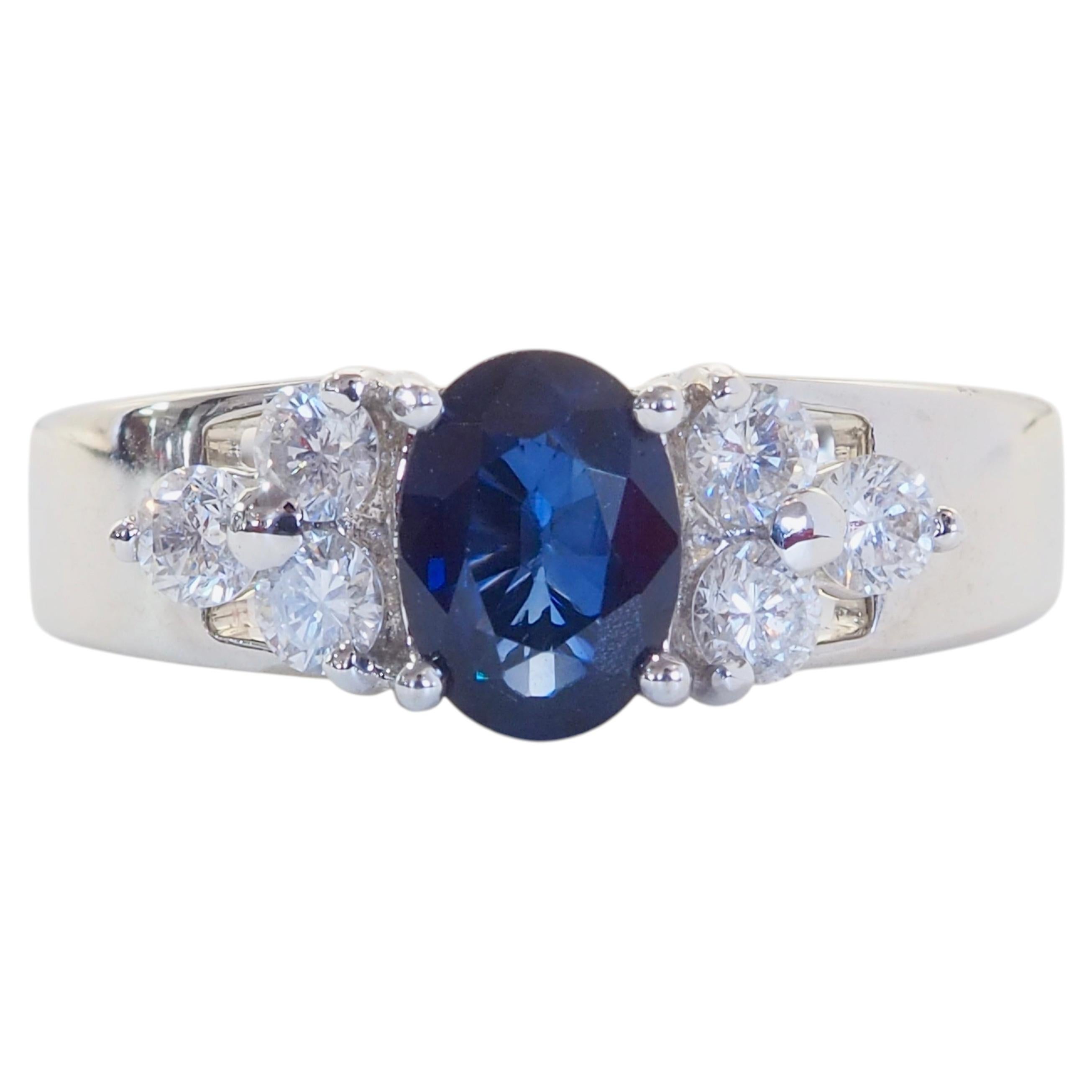 Bague en or blanc 18 carats, sertie d'un saphir bleu foncé de 0,80 ct et d'un diamant taille brillant de 0,40 ct