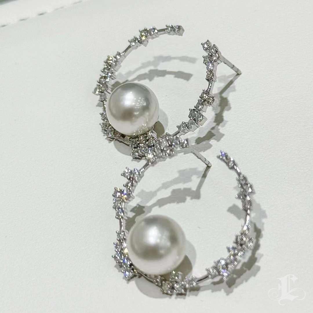 【Lustre Arc】Meteor Arc Aurora South Sea Pearl Diamond Gala Earrings In New Condition For Sale In New York, NY