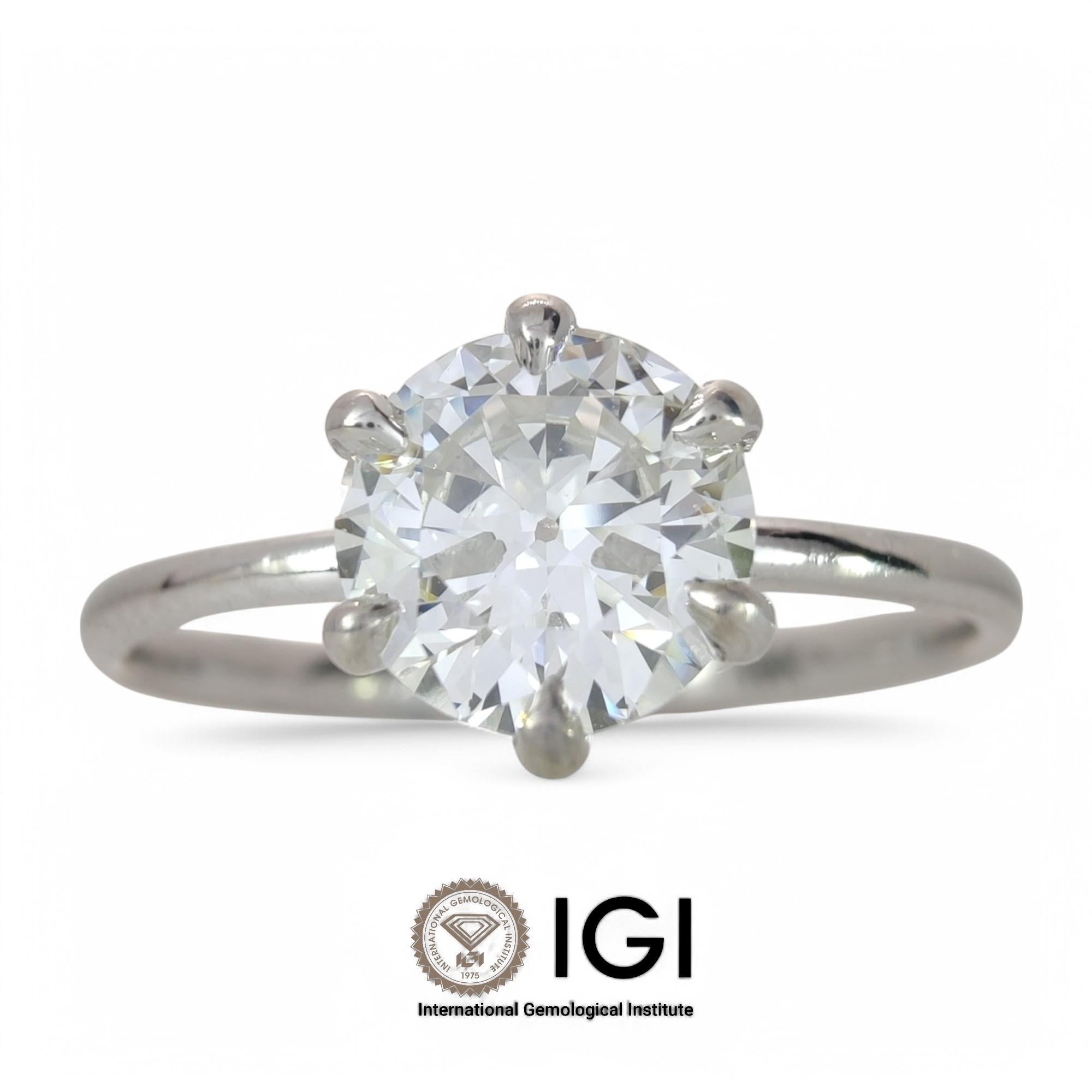 Cette exquise bague solitaire en or blanc 18 carats est une déclaration d'élégance intemporelle. Fabriqué à la main avec précision, il est orné d'un diamant rond naturel de 0,80 carat (couleur H-I, pureté VS2, très bonne finition) solidement serti