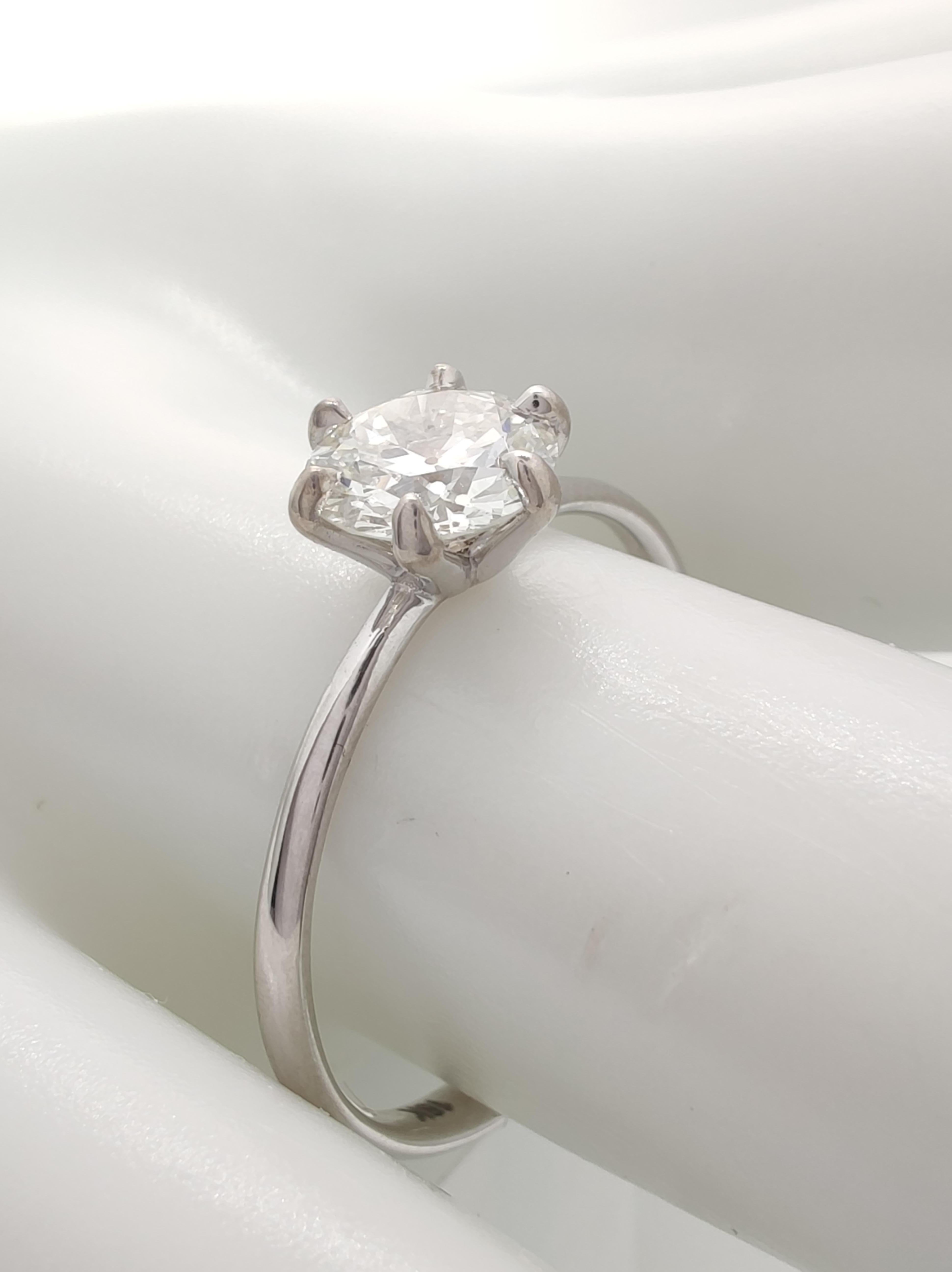 Contemporary 18K White Gold 0.80ct Diamond Solitaire Ring – IGI Certified Engagement Ring For Sale