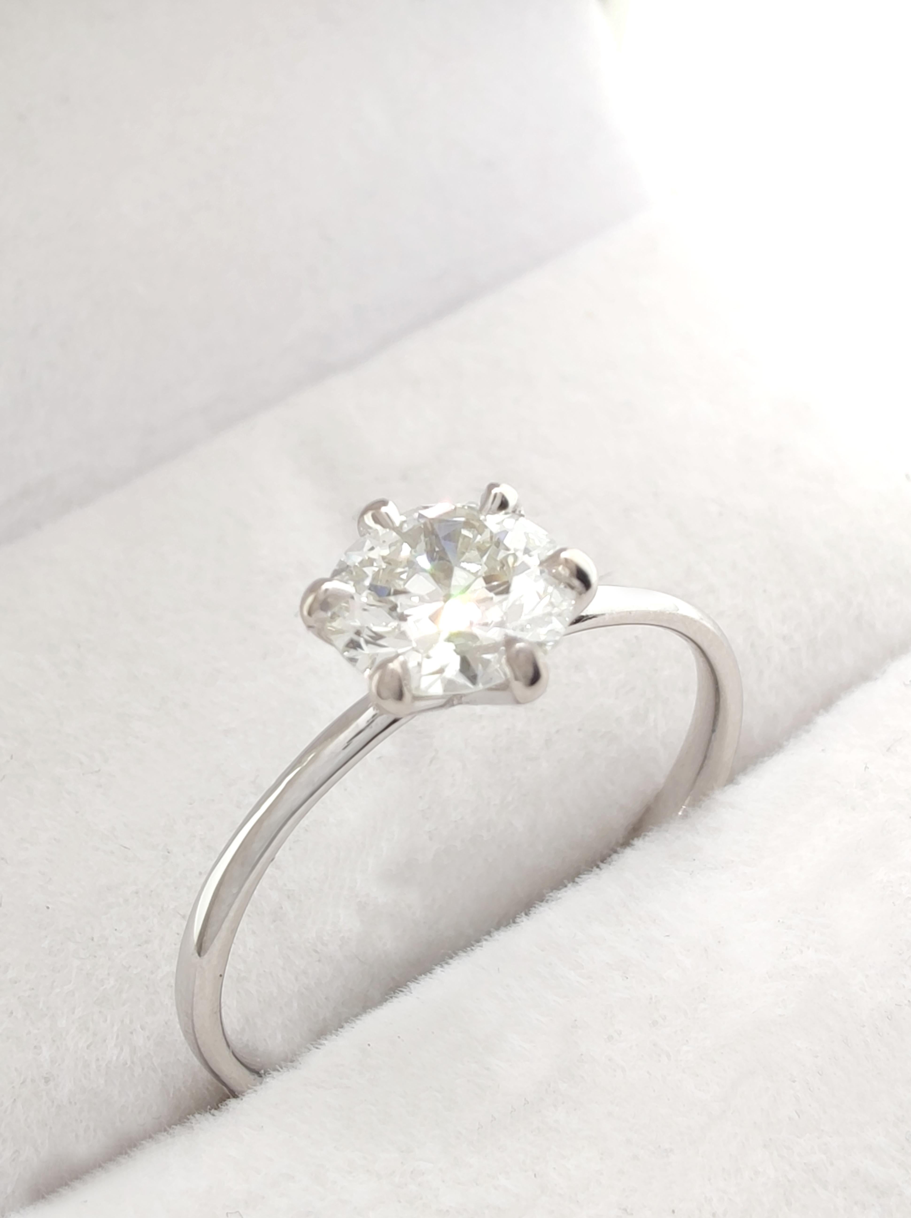 Brilliant Cut 18K White Gold 0.80ct Diamond Solitaire Ring – IGI Certified Engagement Ring For Sale