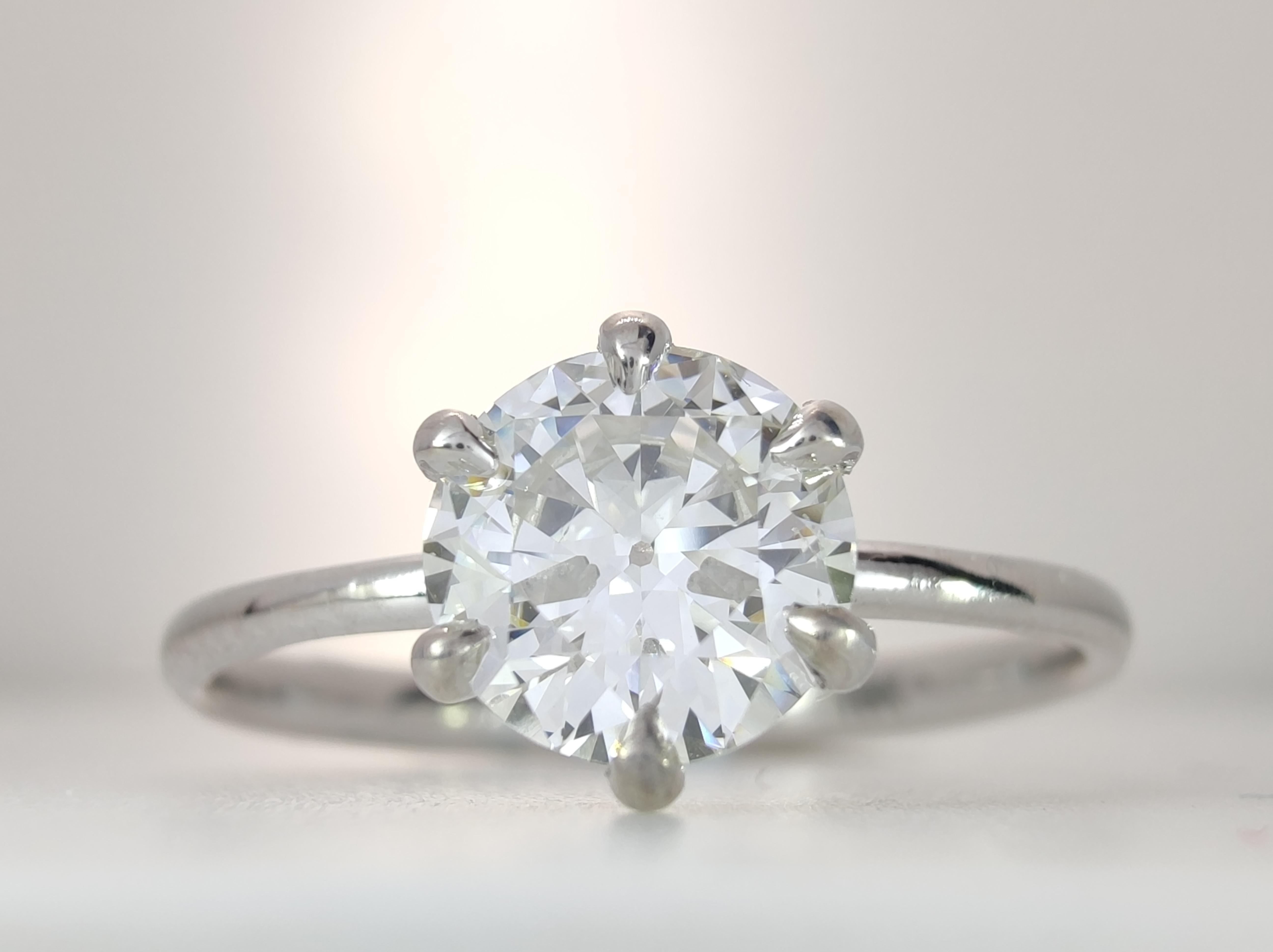 Women's or Men's 18K White Gold 0.80ct Diamond Solitaire Ring – IGI Certified Engagement Ring For Sale