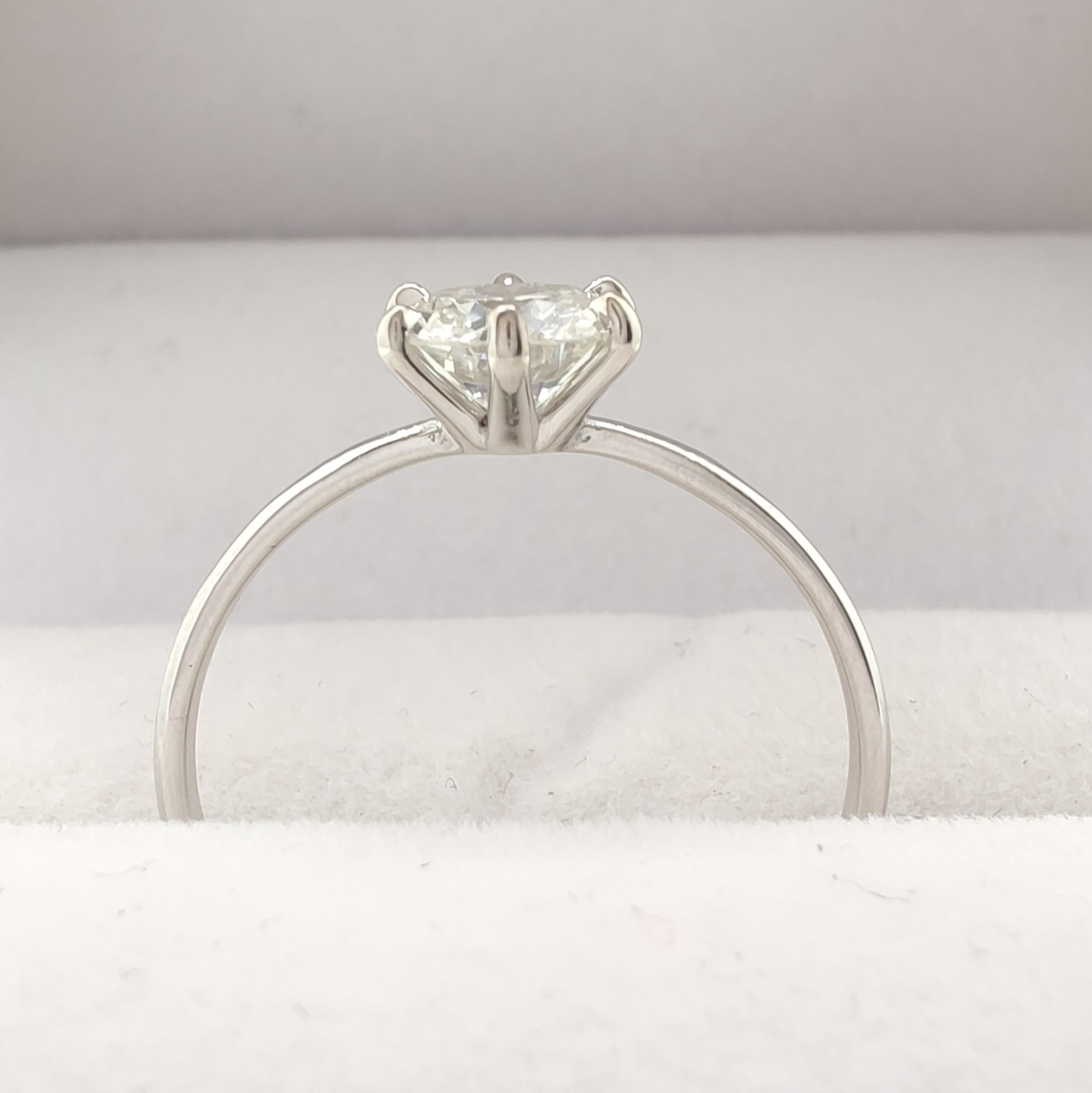 18K White Gold 0.80ct Diamond Solitaire Ring – IGI Certified Engagement Ring For Sale 2