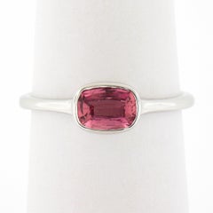 Bague solitaire en or blanc 18k 0.81ctw GIA Cushion Padparadscha Sapphire Bezel