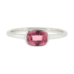 Bague solitaire en or blanc 18k 0.81ctw GIA Cushion Padparadscha Sapphire Bezel