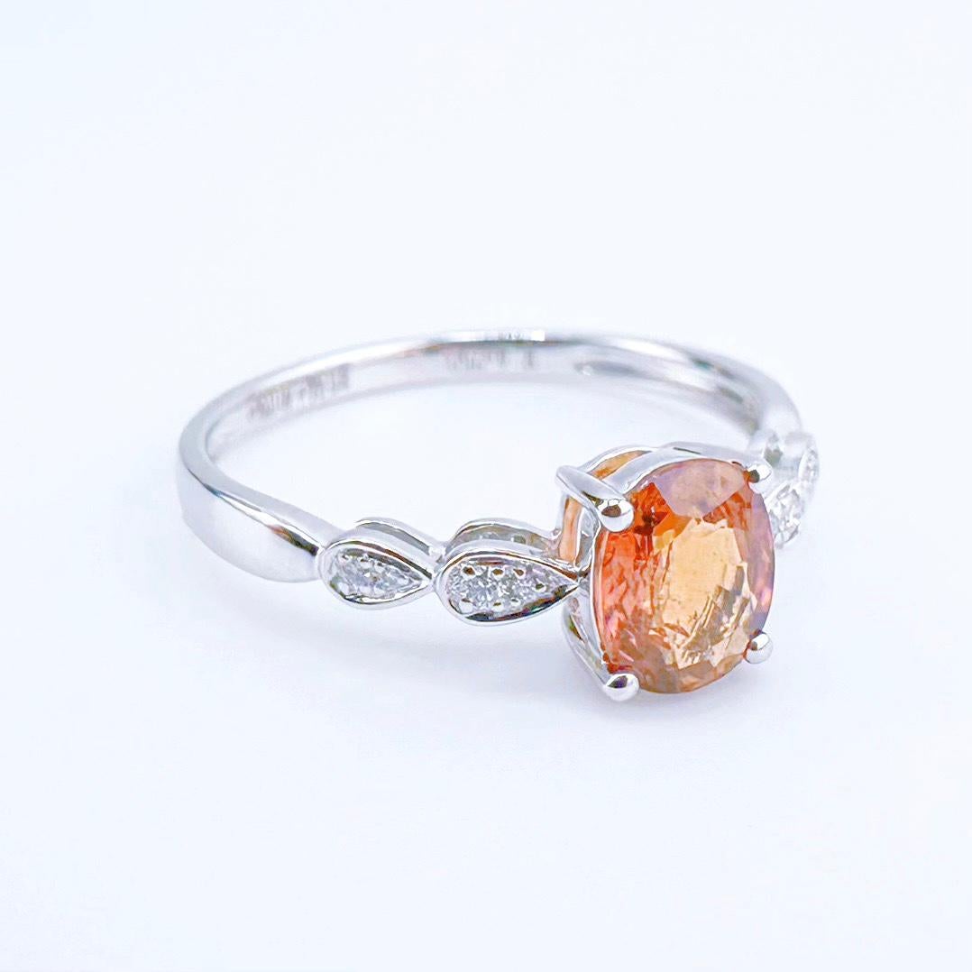 Anello con zaffiro Padparadscha in oro bianco 18 carati da 0,84 carati e diamanti

1 Zaffiro Padparadscha non riscaldato - 0,84 CT
Certificazione GRC disponibile

Diamanti - 0,038 CT
Oro 18K - 1,52 GM
