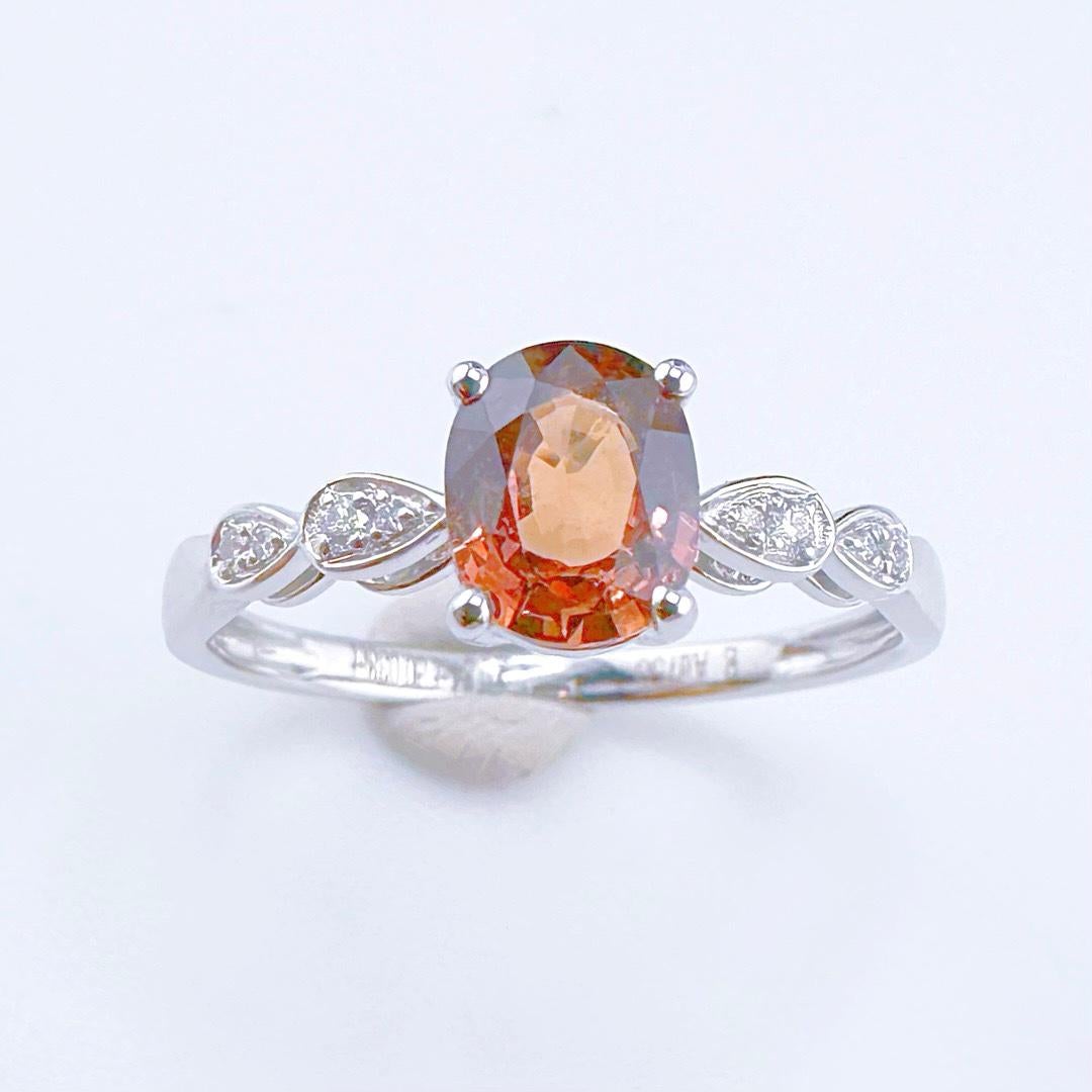 Moderno Anello con zaffiro Padparadscha in oro bianco 18 carati da 0,84 carati e diamanti in vendita