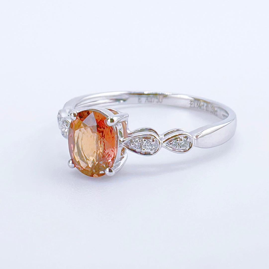 Taglio cuscino Anello con zaffiro Padparadscha in oro bianco 18 carati da 0,84 carati e diamanti in vendita