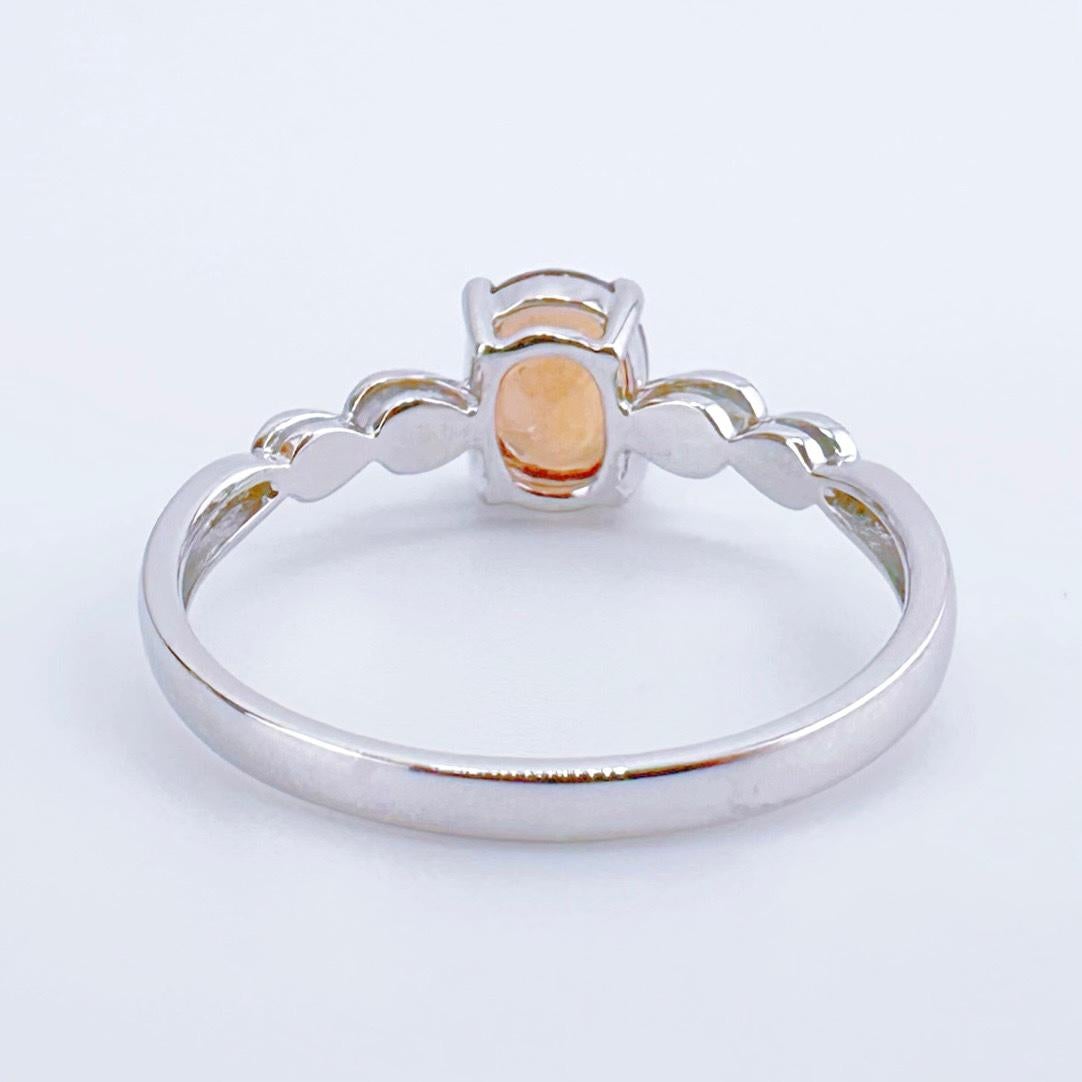 Anello con zaffiro Padparadscha in oro bianco 18 carati da 0,84 carati e diamanti In condizioni Nuovo in vendita a Kowloon, HK