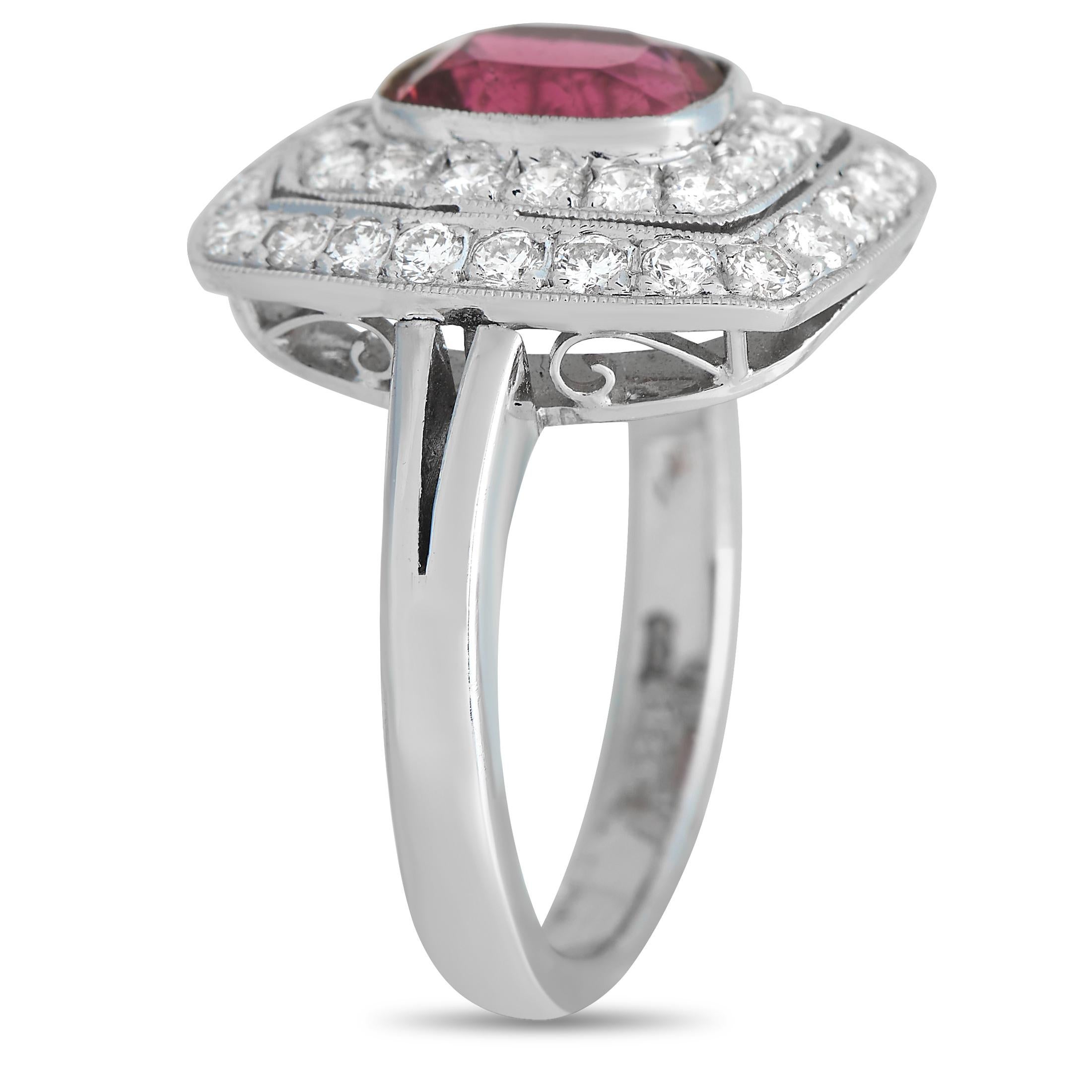 Avec ce bijou au doigt, vous pouvez sans effort faire briller une tenue comme un diamant. Cette bague en or blanc 18 carats, avec un subtil anneau fendu, renferme une rubellite de 1,47 carat - une belle tourmaline rouge-rosé. La pierre précieuse est