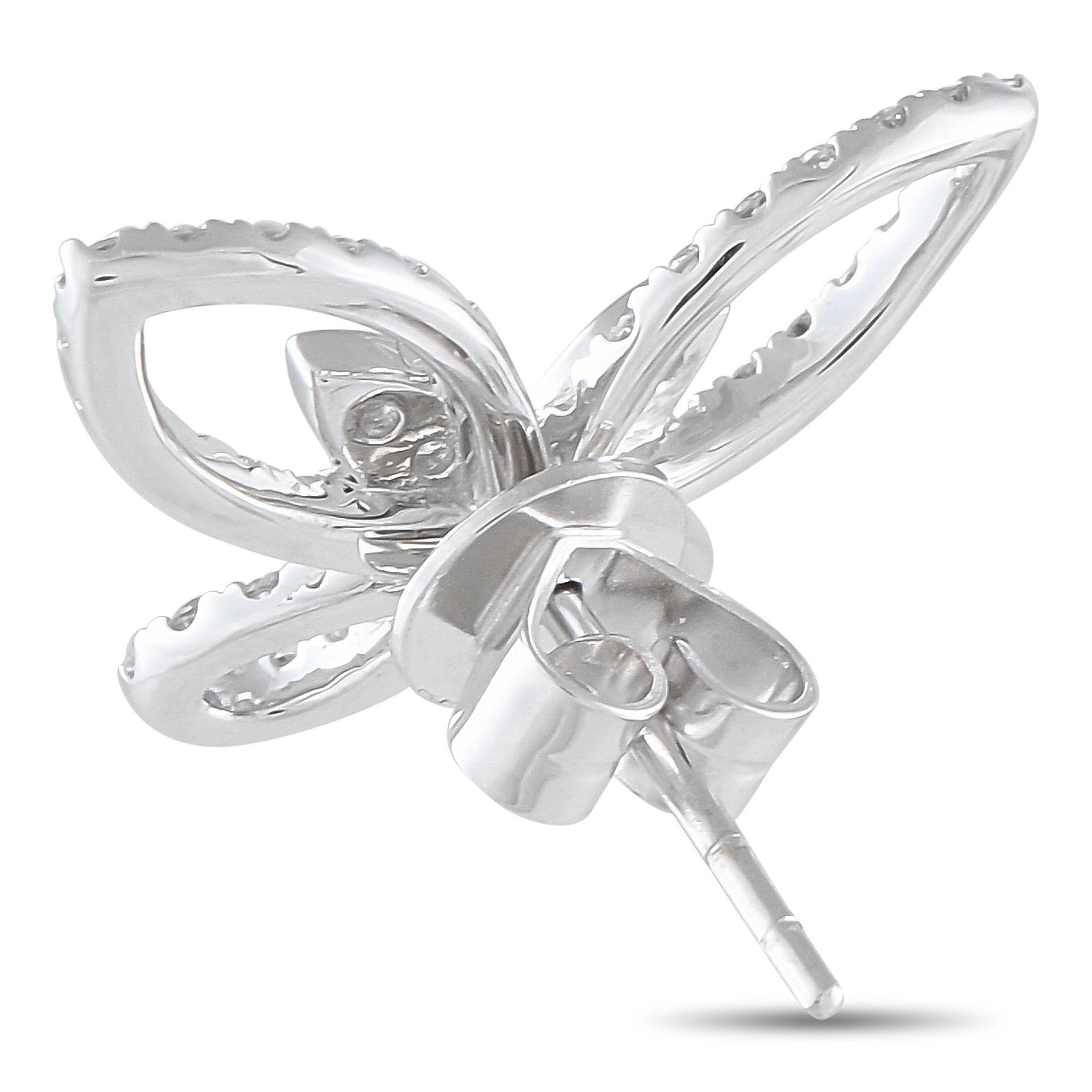 Un delicado diseño hace que estos pendientes mariposa sean pura magia. Encantadores y sofisticados a partes iguales, los Diamantes con un peso total de 0,85 quilates hacen que cobren vida cada vez que captan la luz. Engarzadas en oro blanco de 18