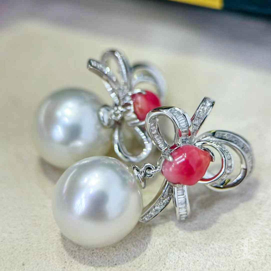【Conchéa】Celeste Bows Conch & South Sea Pearl Earrings — 2.35ct In New Condition For Sale In New York, NY