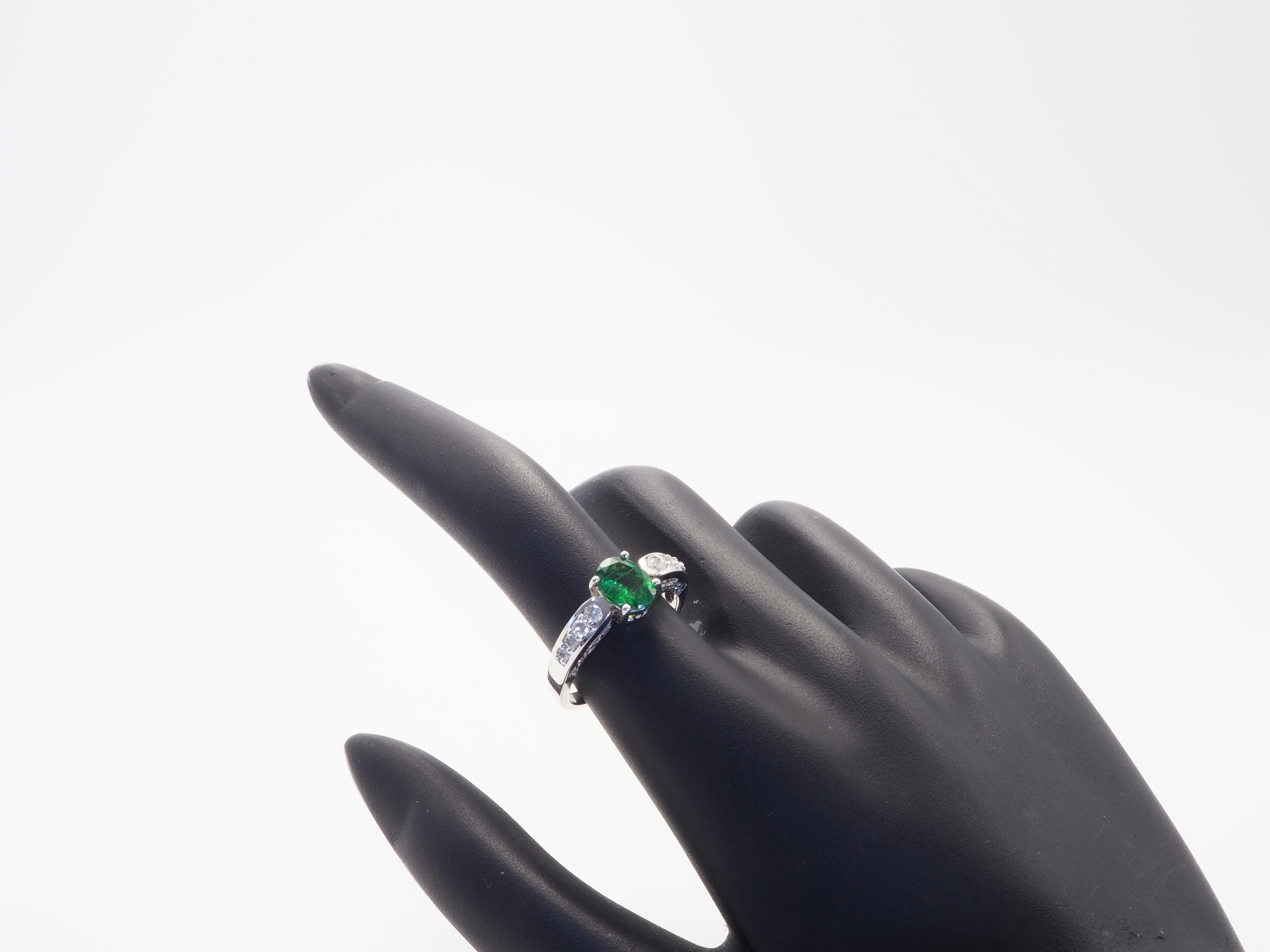 Women's 18K White Gold 0.88ct Oval Tsavorite & 0.39ct Diamond Ring For Sale