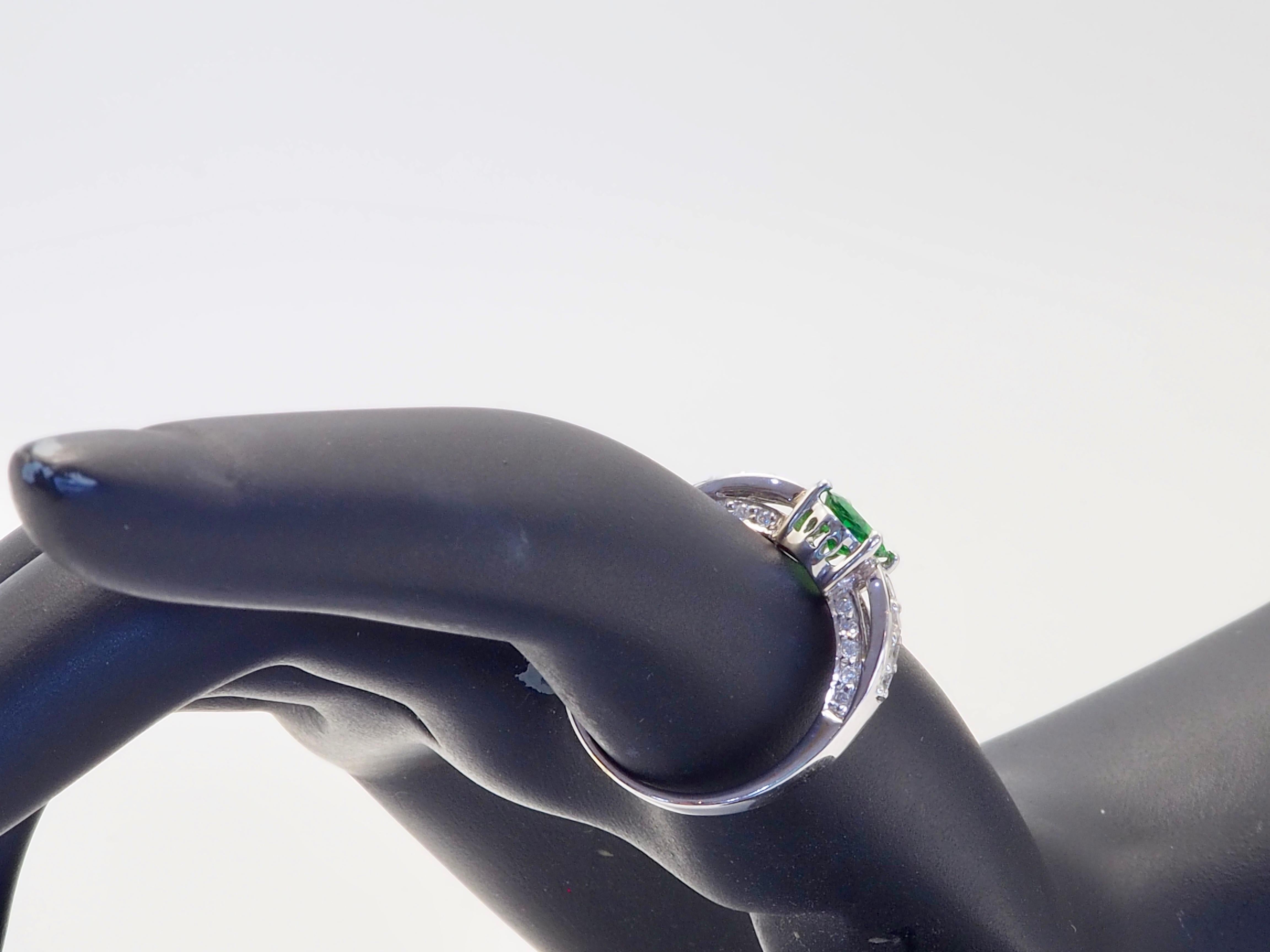 18K White Gold 0.88ct Oval Tsavorite & 0.39ct Diamond Ring For Sale 2
