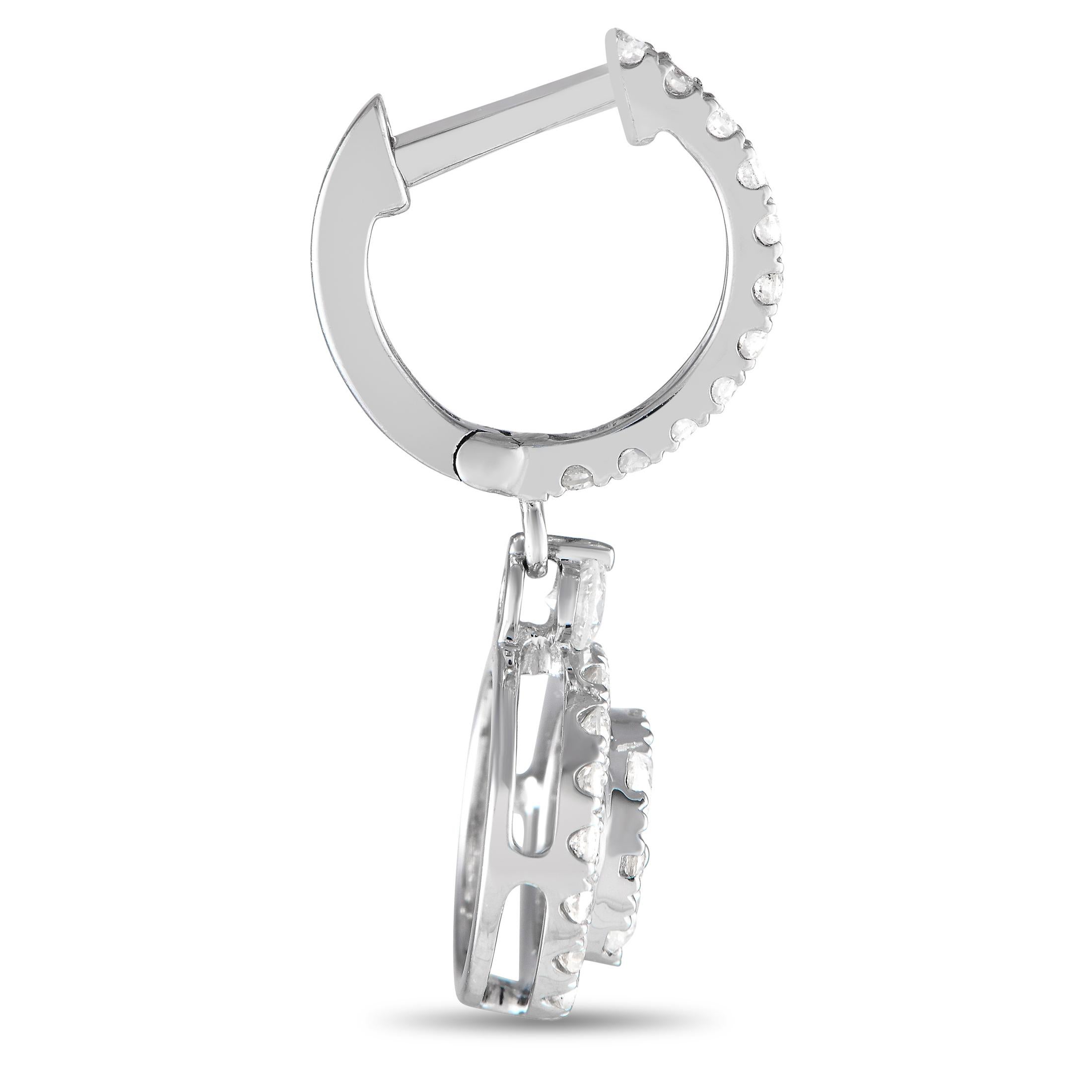 Añade un toque de lujo a cualquier conjunto con estos elegantes y discretos pendientes. Cada una presenta un engaste minimalista de oro blanco de 18 quilates que mide 0,75 de largo por 0,45 de ancho. Los brillantes diamantes, con un peso total de