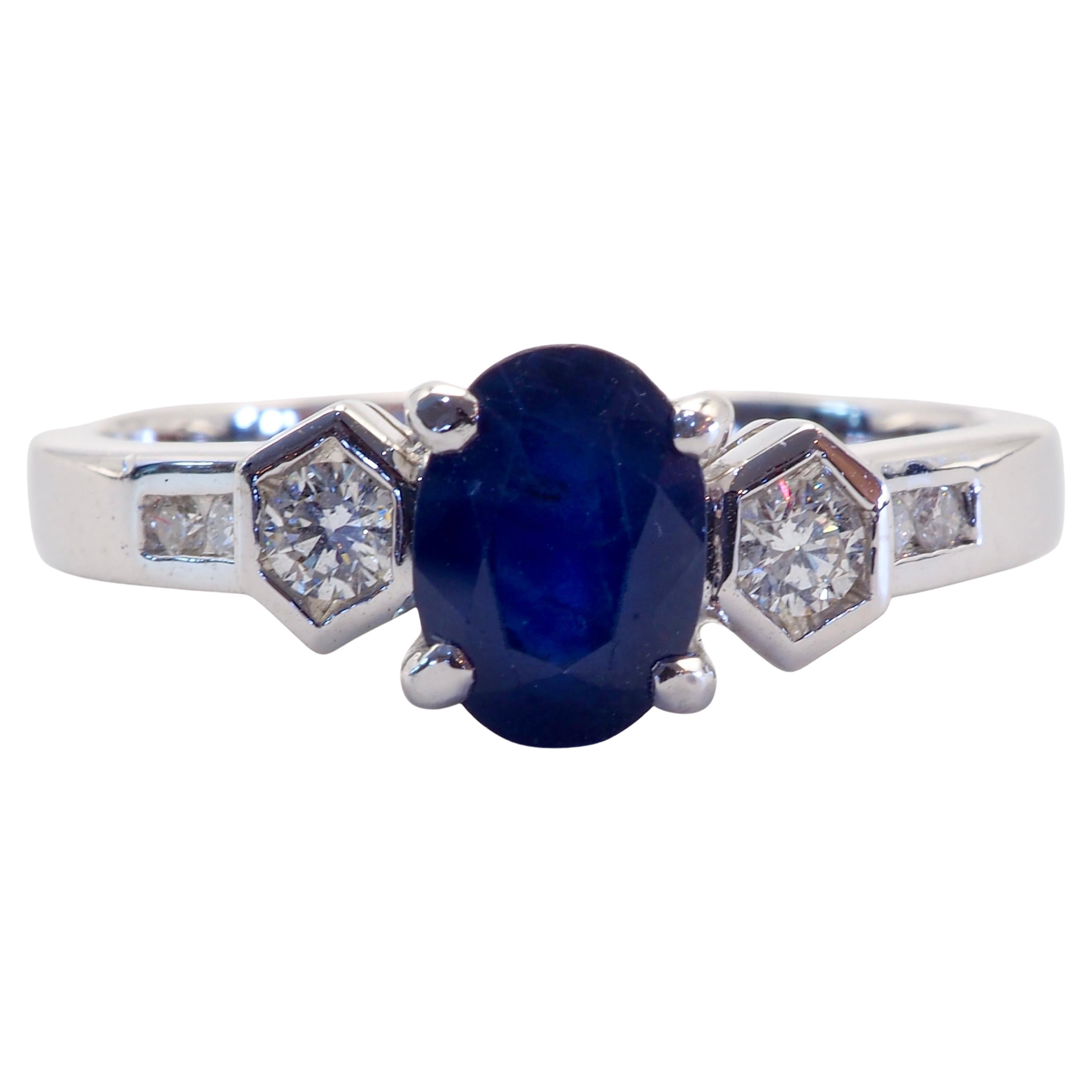 Anillo fino de oro blanco de 18 quilates con zafiro azul profundo de 0,90 ct y diamante de 0,16 ct