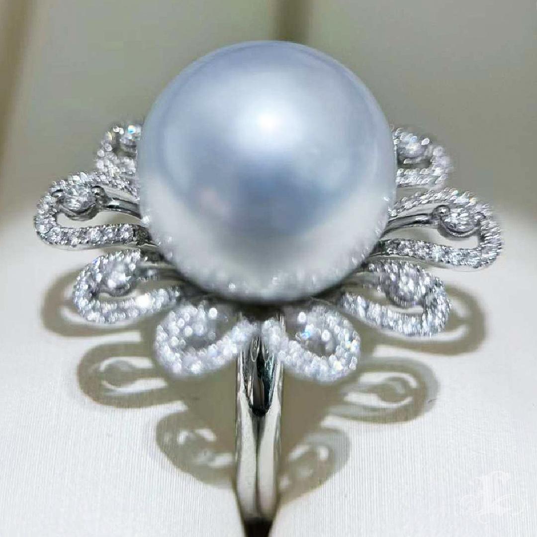 【Vine Symphony】Aurora Bloom South Sea Pearl Diamond Cocktail Ring In New Condition For Sale In New York, NY