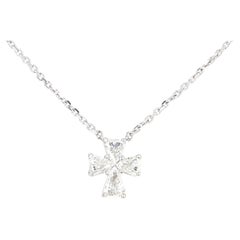 Collana con croce di diamanti trilobata modificata in oro bianco 18 carati (peso totale 0,92 carati)