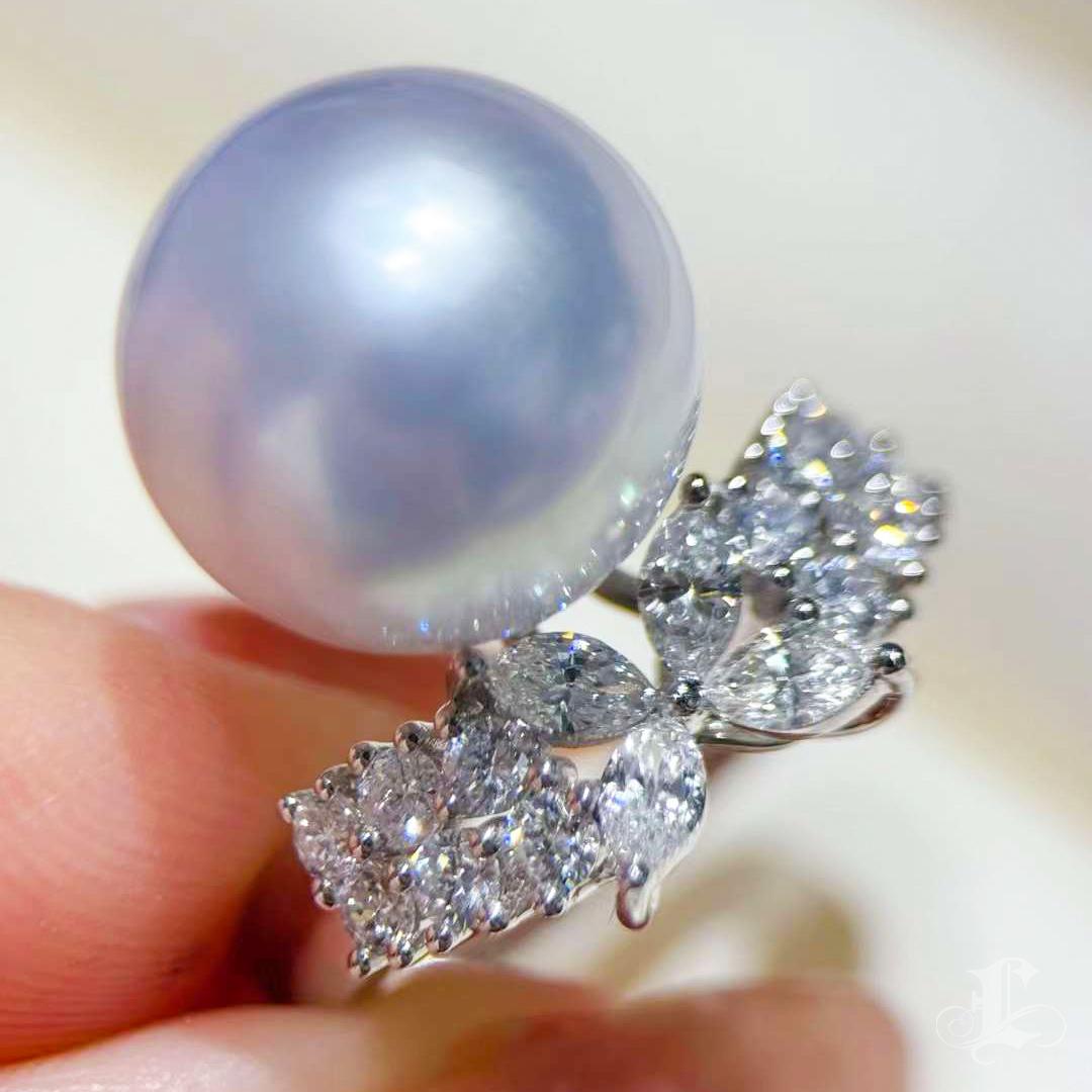 【Crown Radiance】Blossom Crown Aurora South Sea Pearl & Diamond Ring In New Condition For Sale In New York, NY