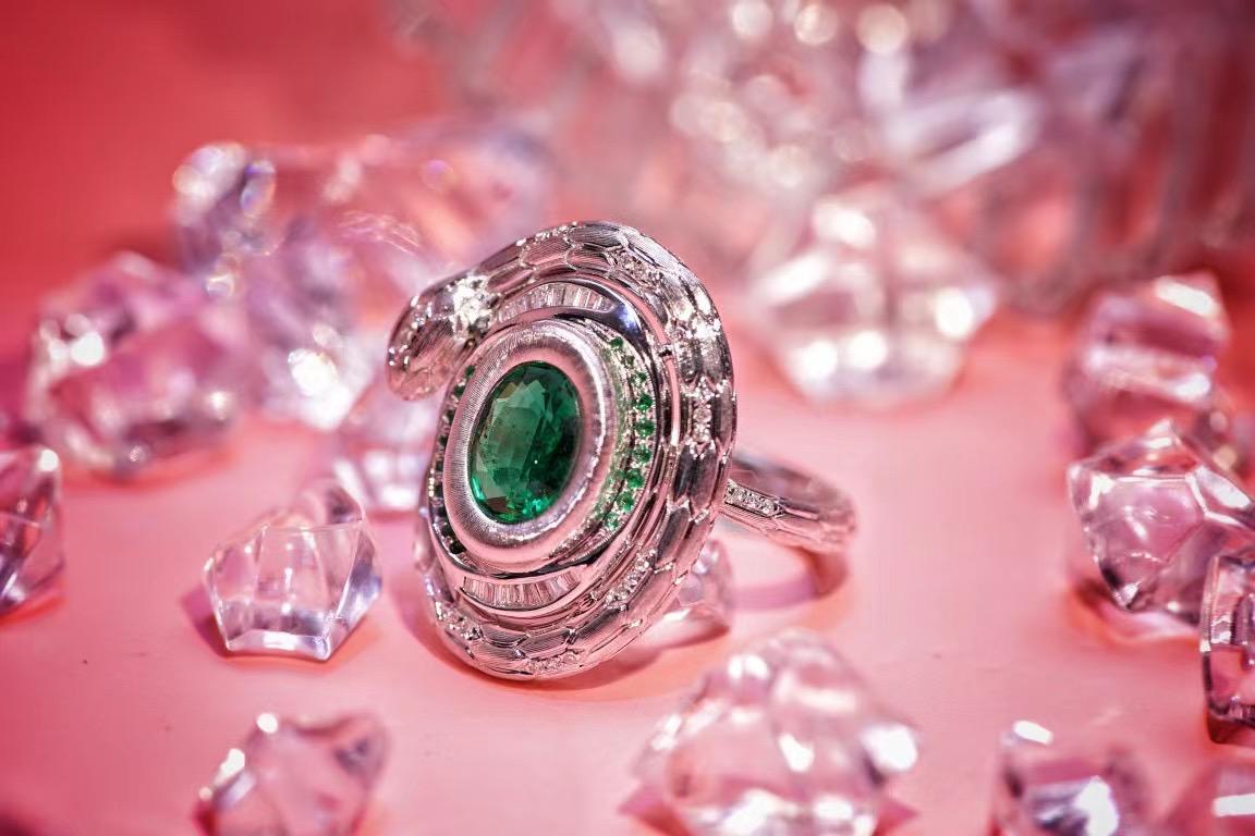 Modern 18K White Gold 0.93 CT Emerald & Diamond Snake Ring For Sale