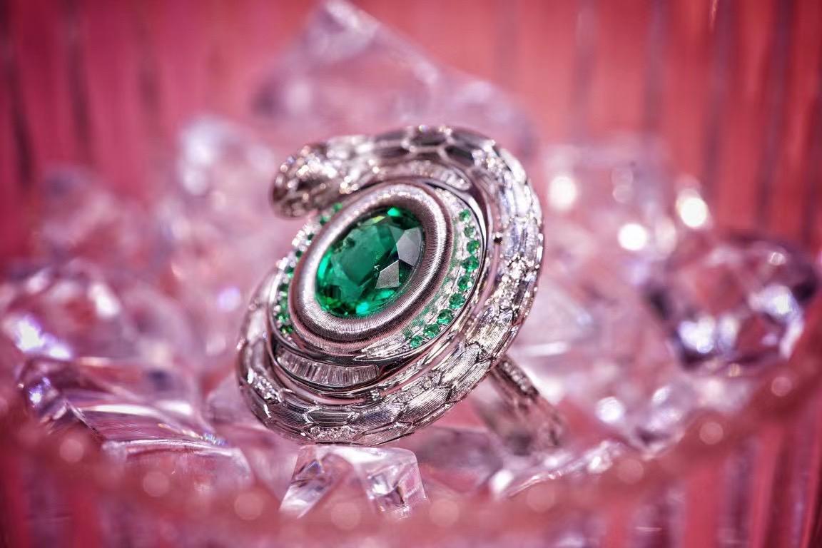 Oval Cut 18K White Gold 0.93 CT Emerald & Diamond Snake Ring For Sale