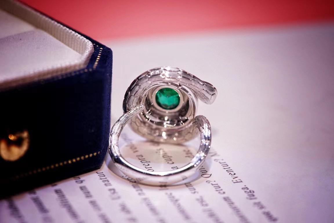 18K White Gold 0.93 CT Emerald & Diamond Snake Ring In New Condition For Sale In Kowloon, HK