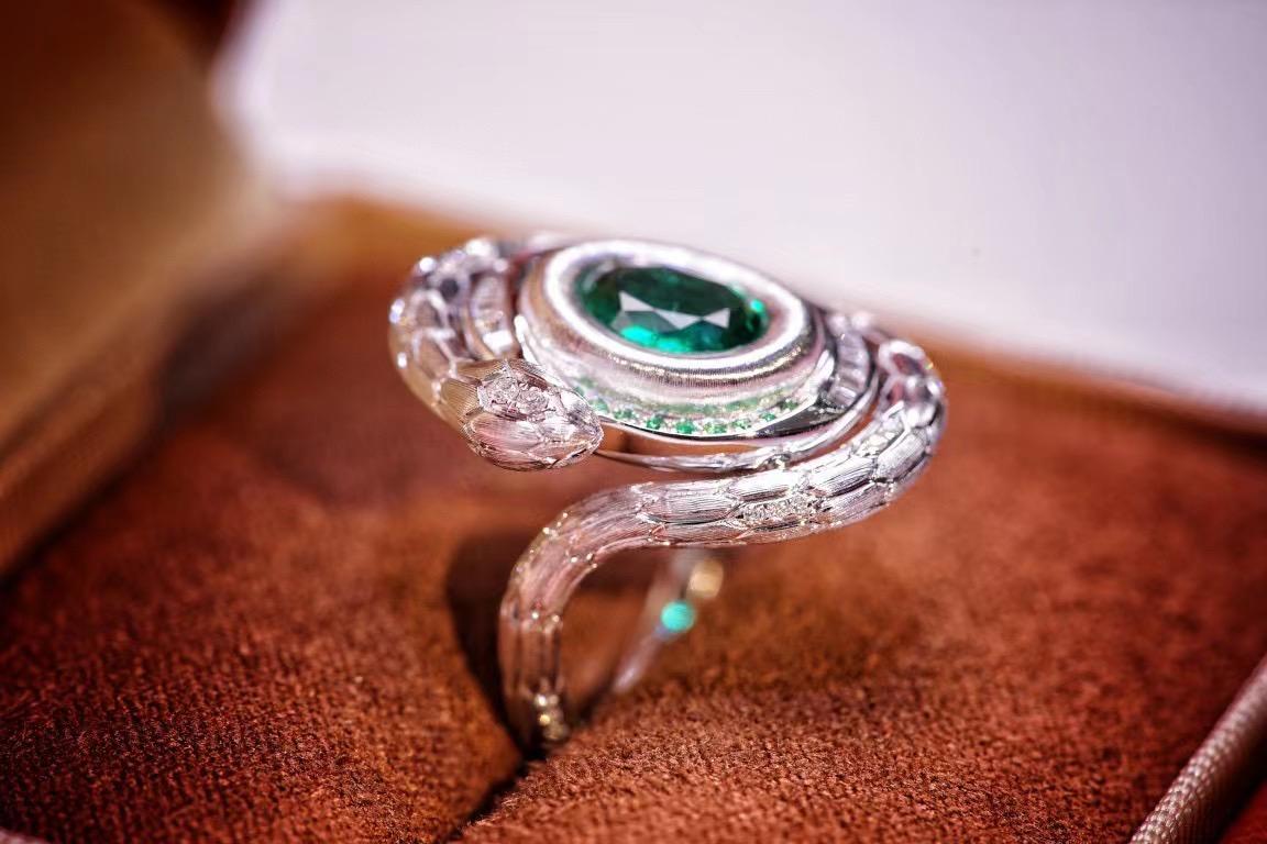 Women's or Men's 18K White Gold 0.93 CT Emerald & Diamond Snake Ring For Sale