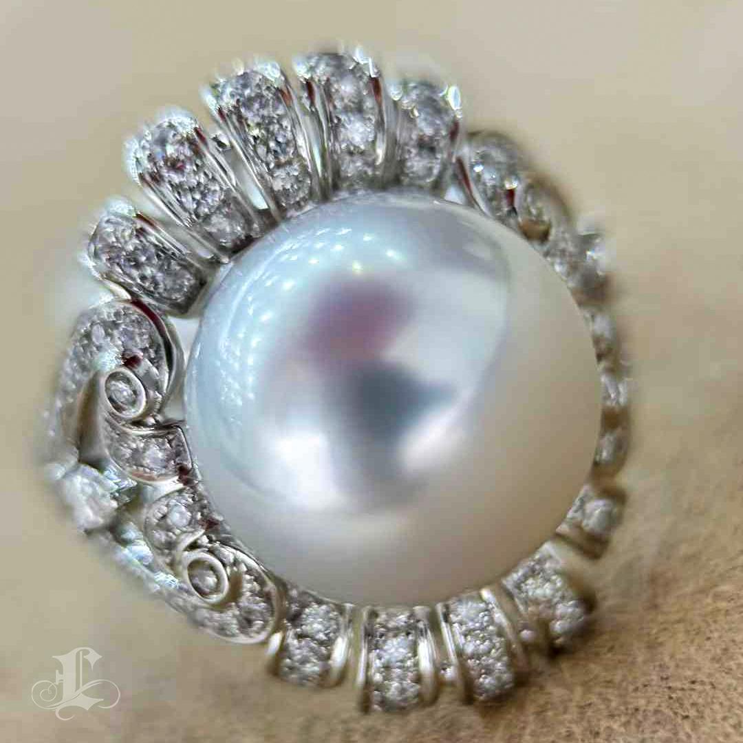 【Crown Radiance】Regal Fan Aurora Südsee Perle & Diamant Barock-inspirierten Ring im Angebot 1