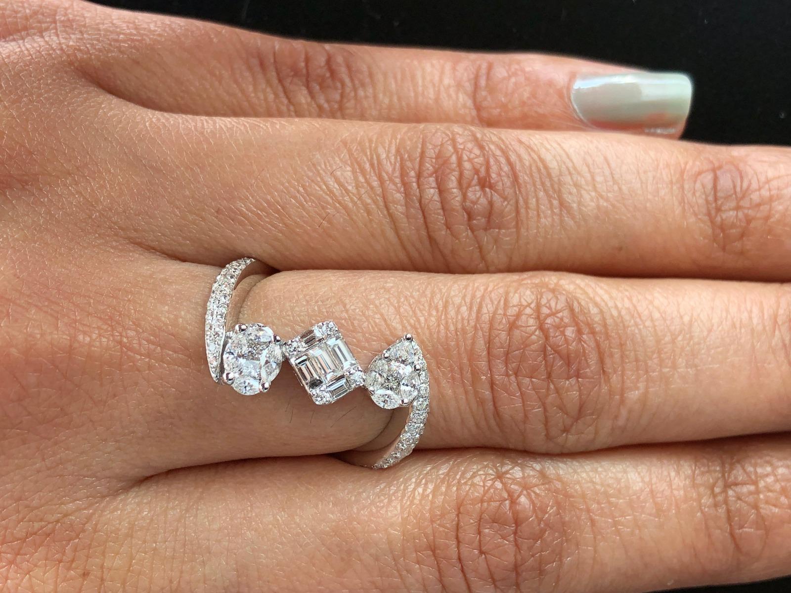 Women's or Men's 18 Karat White Gold 0.93 Carat Diamond Cocktail Ring