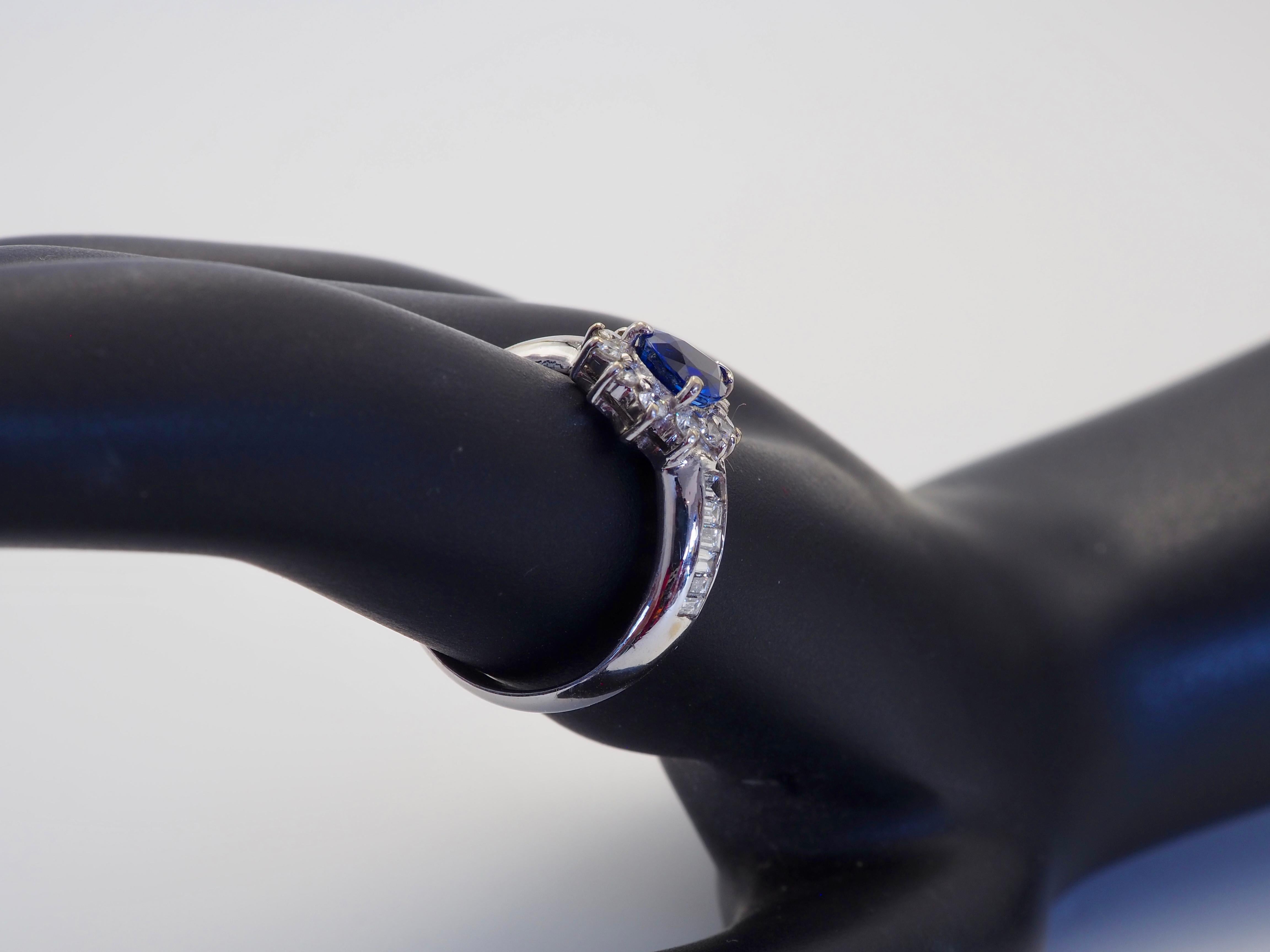 Anillo de oro blanco de 18 quilates con zafiro azul pera de 0,98 ct y diamante de 0,60 ct en venta 3