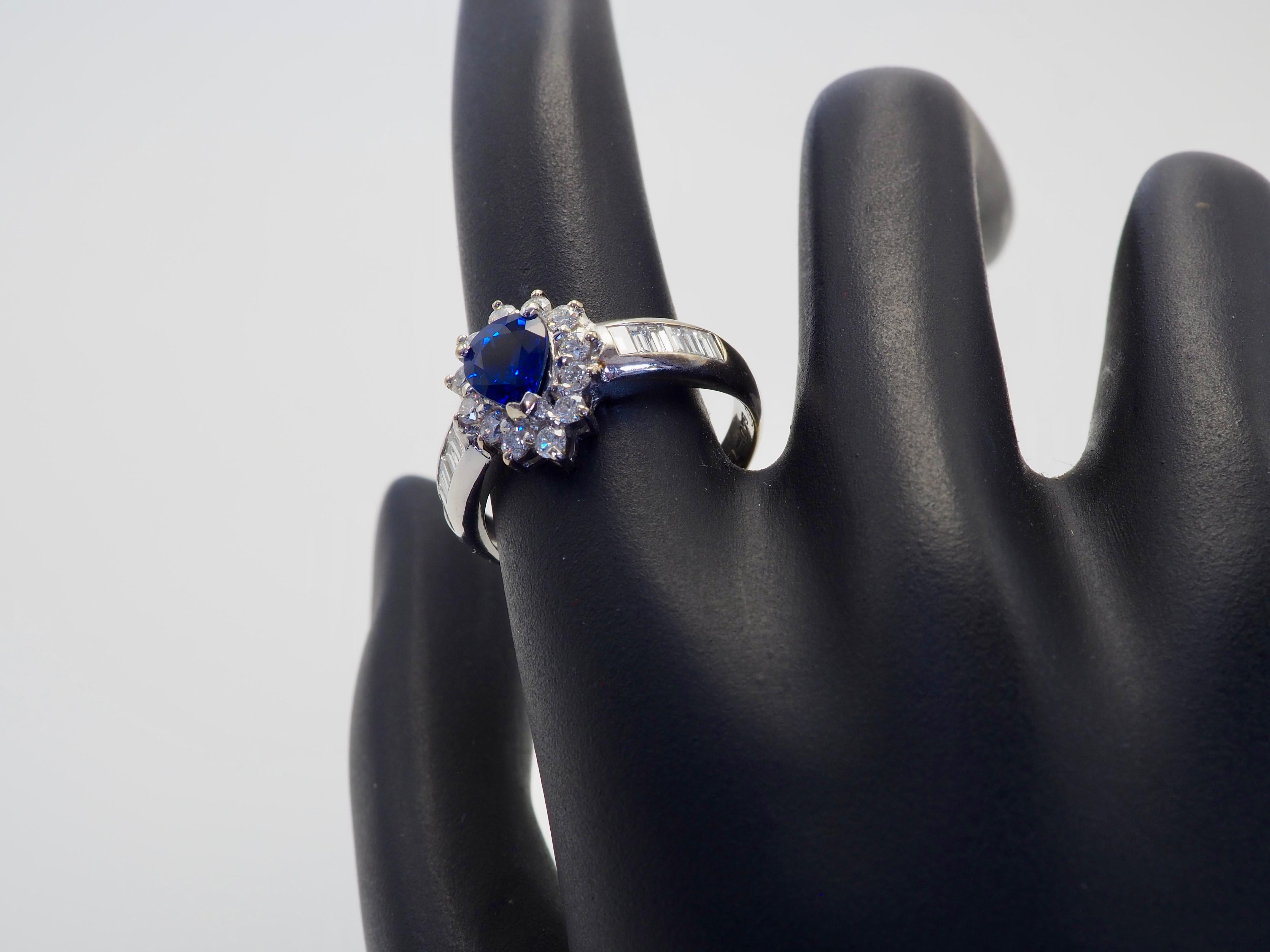 Anillo de oro blanco de 18 quilates con zafiro azul pera de 0,98 ct y diamante de 0,60 ct en venta 4