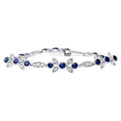 Bracelet à maillons floraux en or blanc 18 carats avec diamants de 1 3/4 carat et saphirs bleus