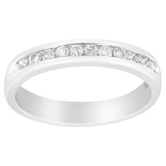Anello nuziale classico a 11 pietre in oro bianco 18K con diamante incastonato a canale da 1/4 di carato
