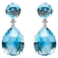 18 Karat Weißgold 1/5 Karat Diamant mit rundem und birnenblauem Topas Ohrhänger
