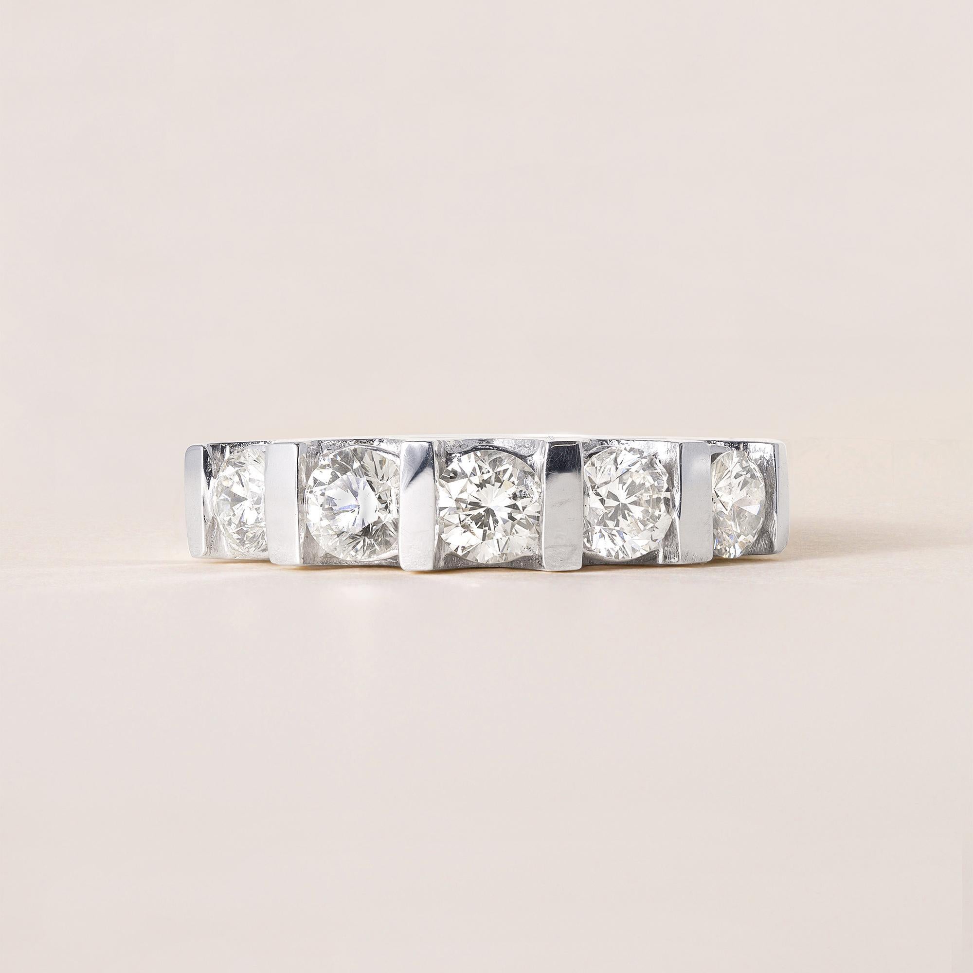 Il s'agit d'une bague avec 5 diamants ronds.
Whiting serti en or blanc 18 carats.
Circa 1990's
Détails :
Cinq diamants ronds de taille brillante pèsent
~1 carat au total (4mm chacun)
I/J SI1 Couleur et clarté
100 % des yeux sont propres et les